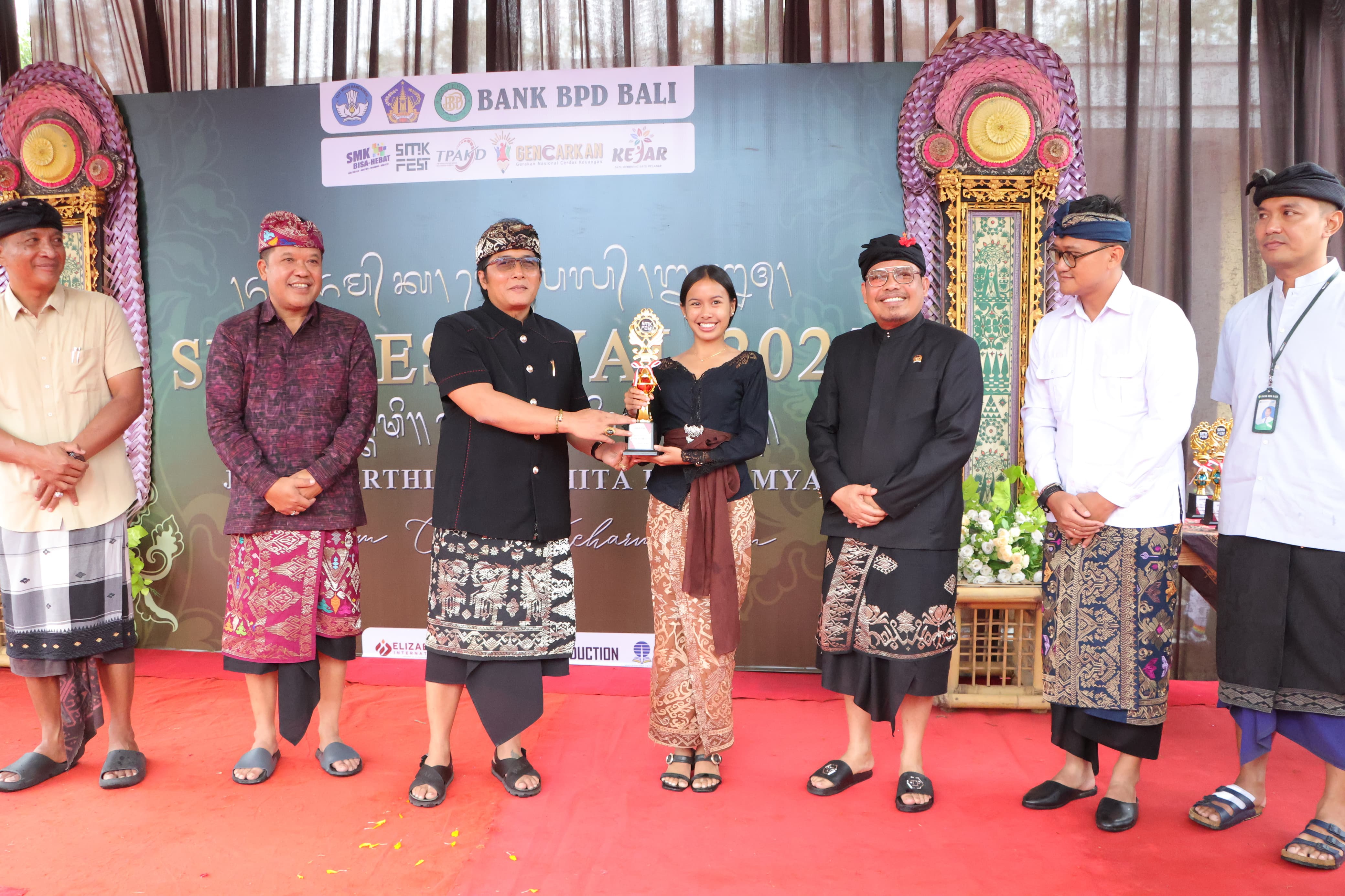 wagub-giri-prasta-tutup-smk-festival-kabupaten-bangli-dengan-megibung-bersama
