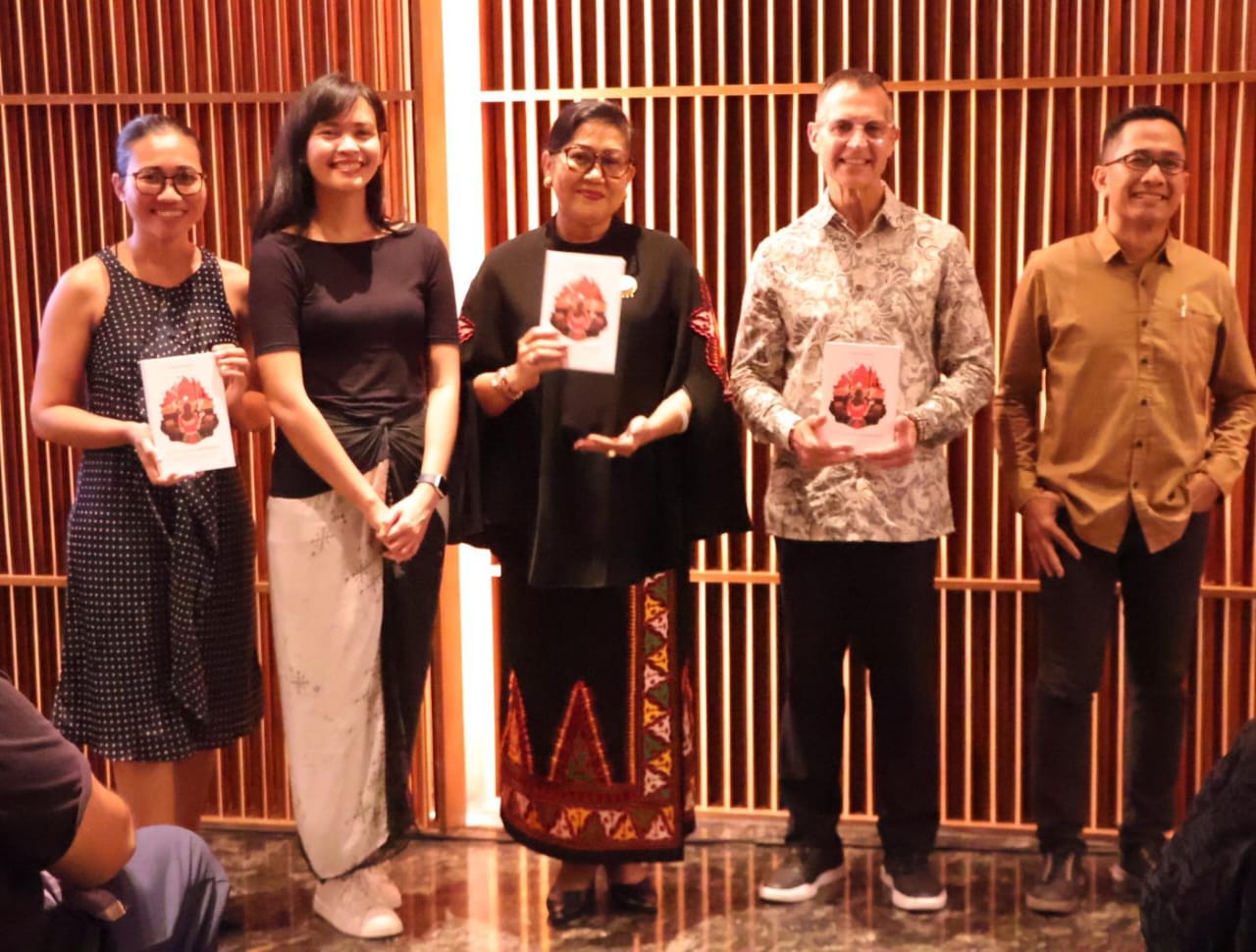 jaga-tradisi-keaksaraan-ny-putri-koster-apresiasi-buku-semua-karena-nirankara