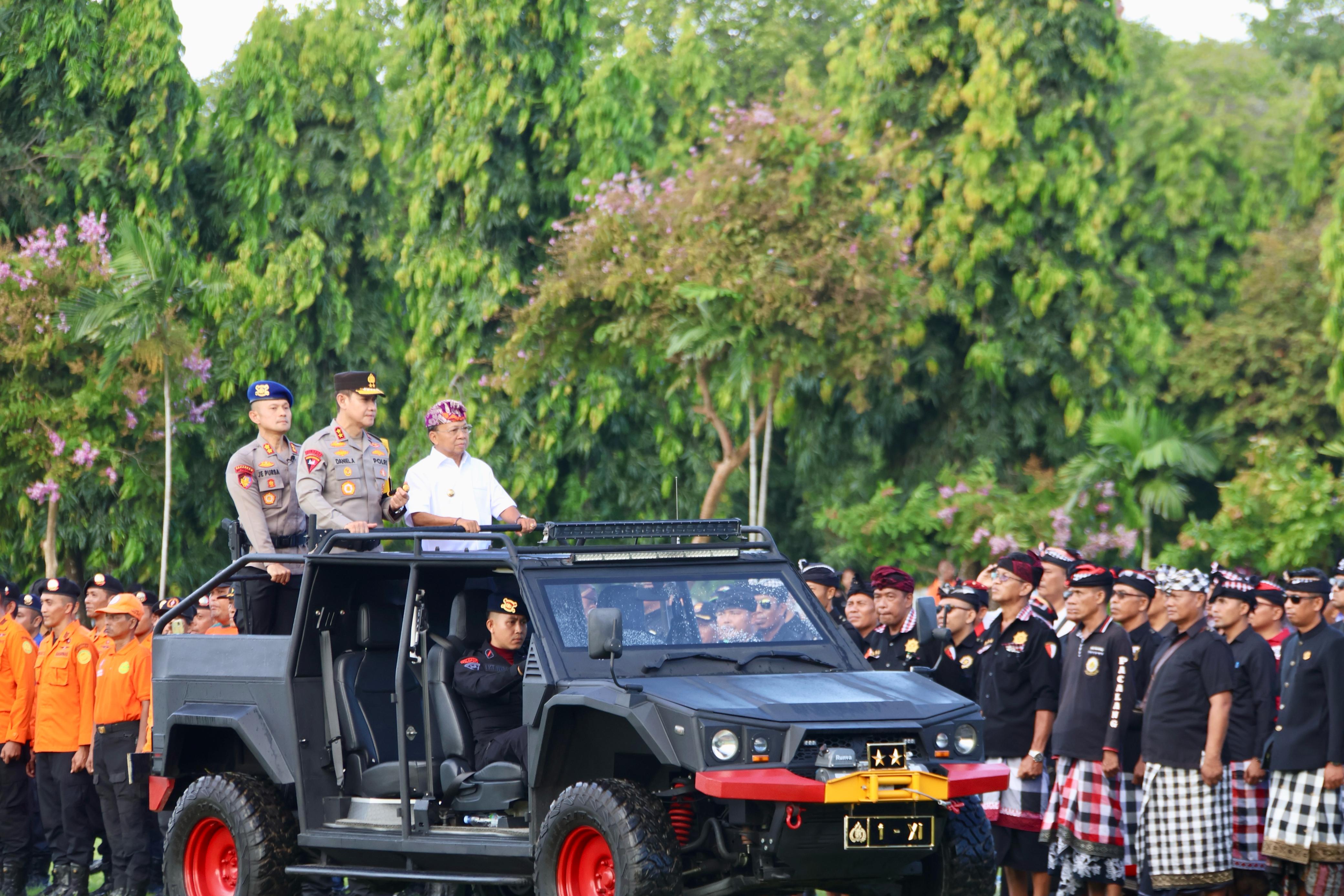 gubernur-koster-dan-kapolda-bali-pimpin-apel-gelar-pasukan-operasi-ketupat-agung-2025
