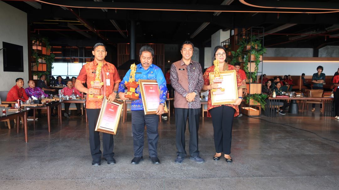 kepala-bappeda-provinsi-bali-serahkan-penghargaan-pembangunan-daerah-terbaik