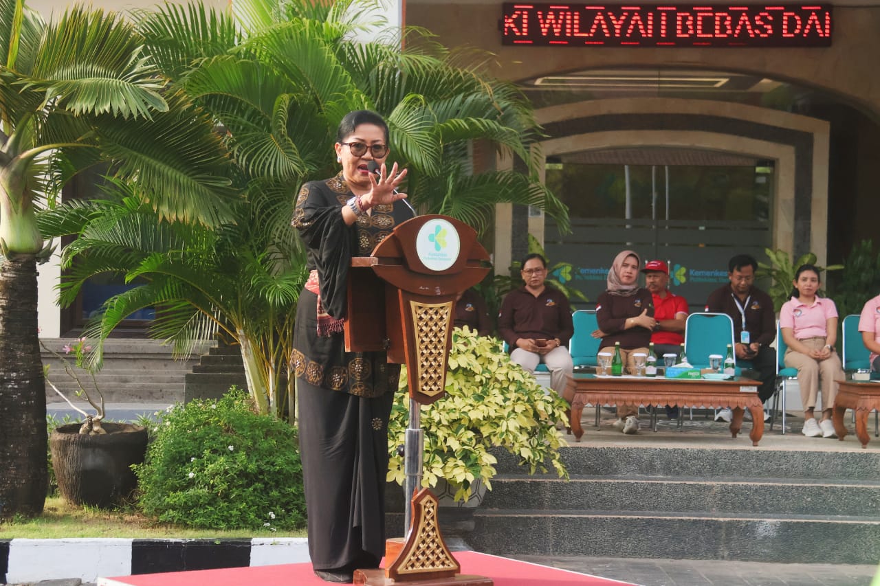 ny-putri-koster-ajak-generasi-muda-pilah-sampah-dari-sumbernya-dalam-jumat-sehat-poltekkes-kemenkes-denpasar