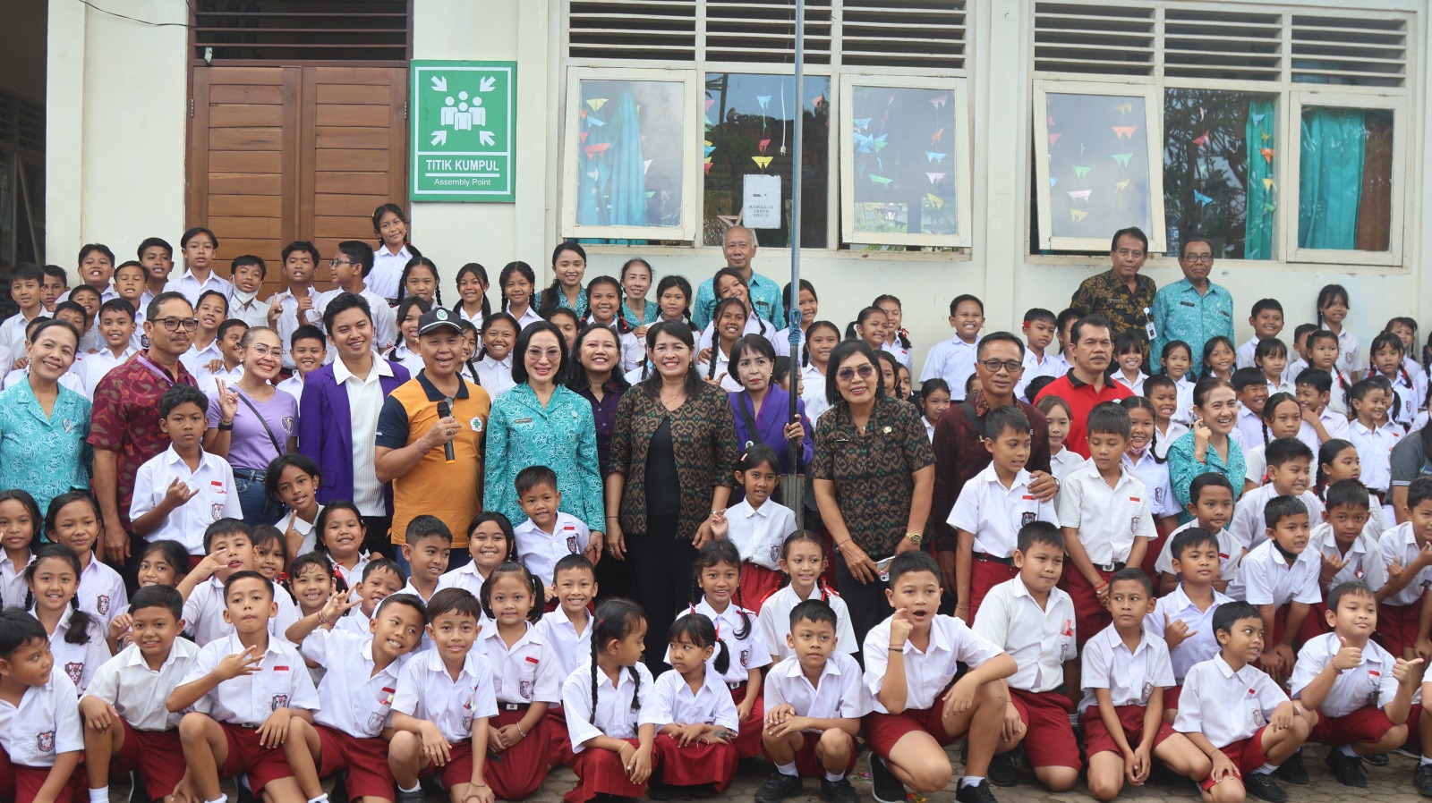 pj-ketua-tp-pkk-provinsi-bali-ajarkan-cara-menggosok-gigi-yang-benar-kepada-anak-anak-sd-di-gianyar