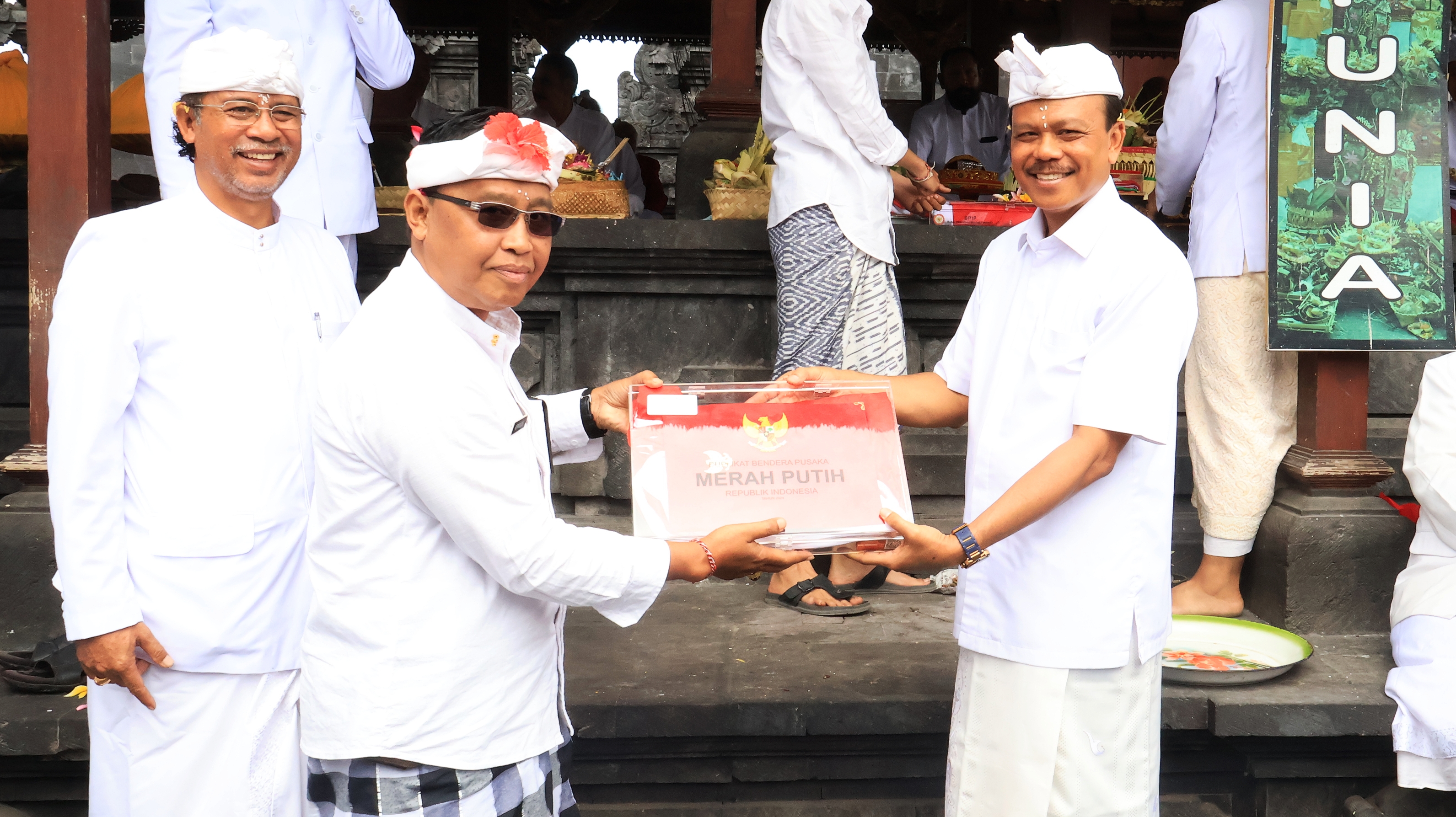 sekda-dewa-made-indra-serahkan-duplikat-bendera-merah-putih-yang-telah-dipasupati-kepada-pemkabpemkot-se-bali