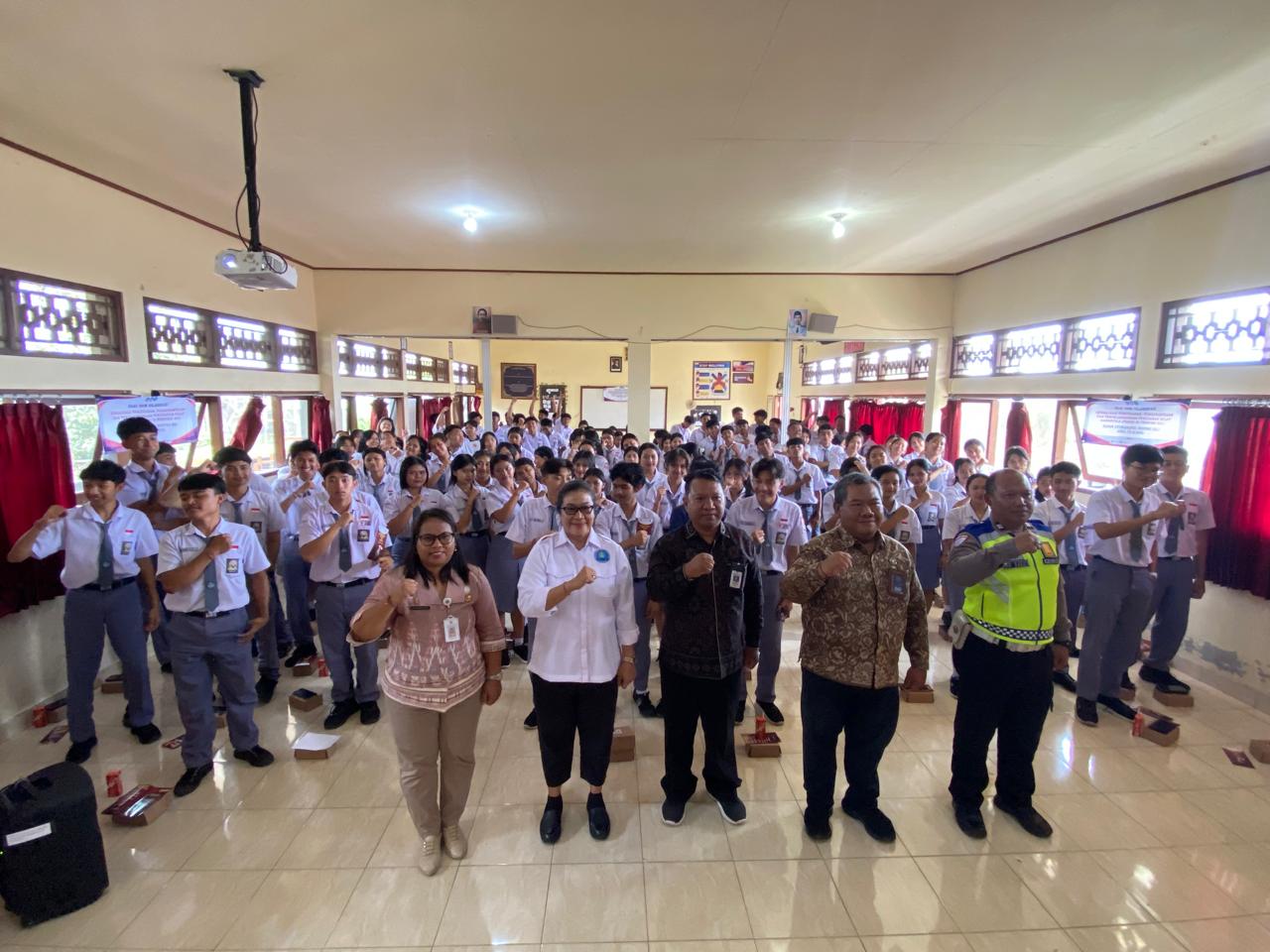 kesbangpol-bali-100-siswa-jalani-tes-urine-dengan-hasil-negatif-pada-sosialisasi-pencegahan-narkoba-di-sma-negeri-1-pupuan