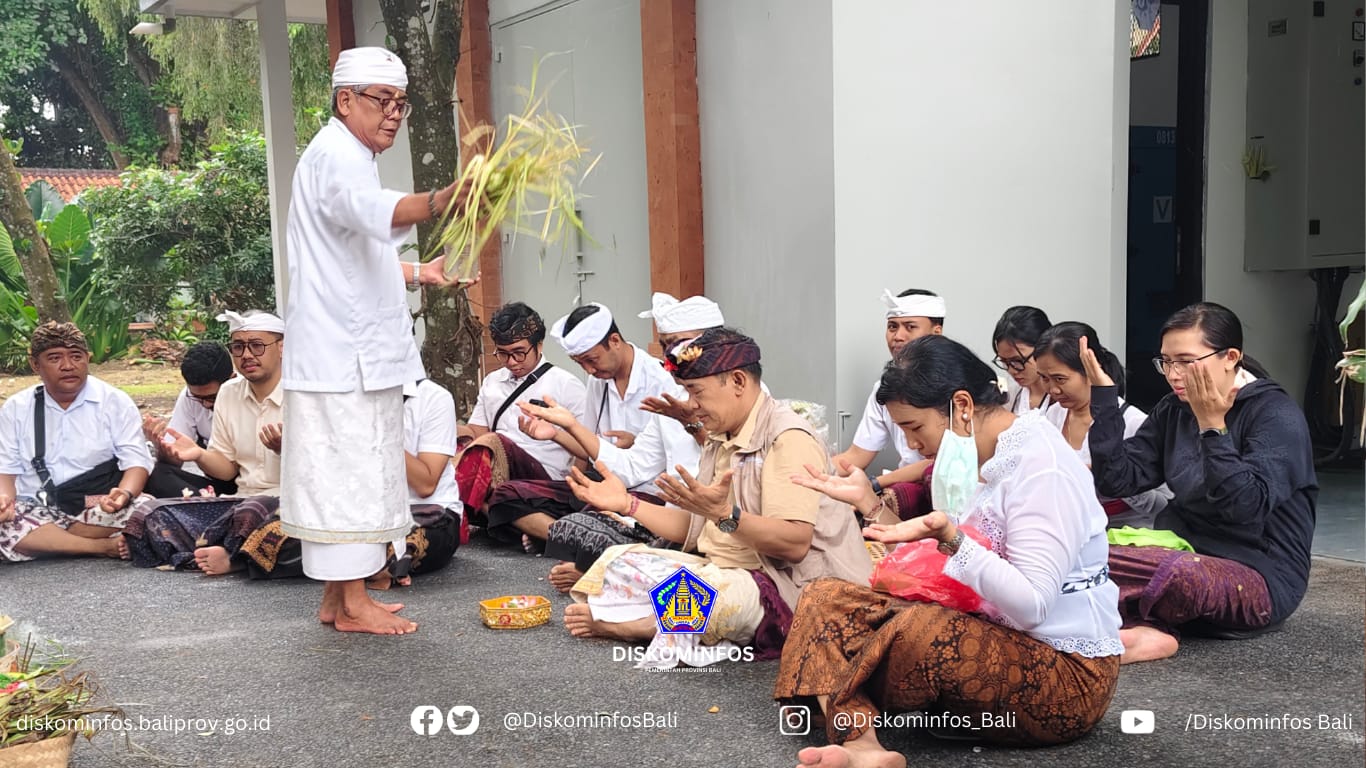 penuhi-aspek-niskala-diskominfos-bali-upasaksi-bangunan-power-house-kantor-gubernur