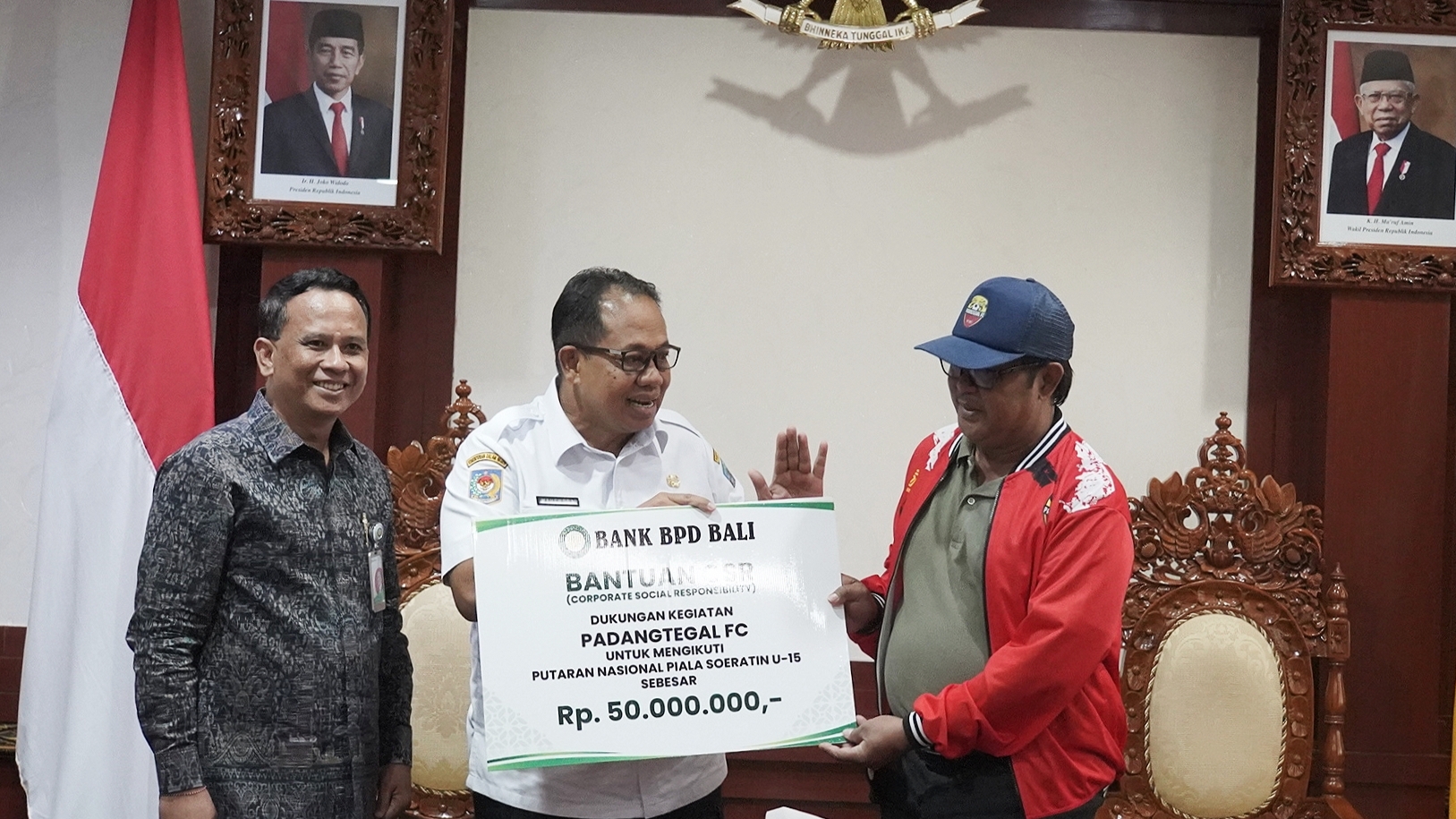 bangga-pj-gubernur-bali-serahkan-bantuan-untuk-pesepakbola-muda-wakil-bali-di-soeratin-cup-2024