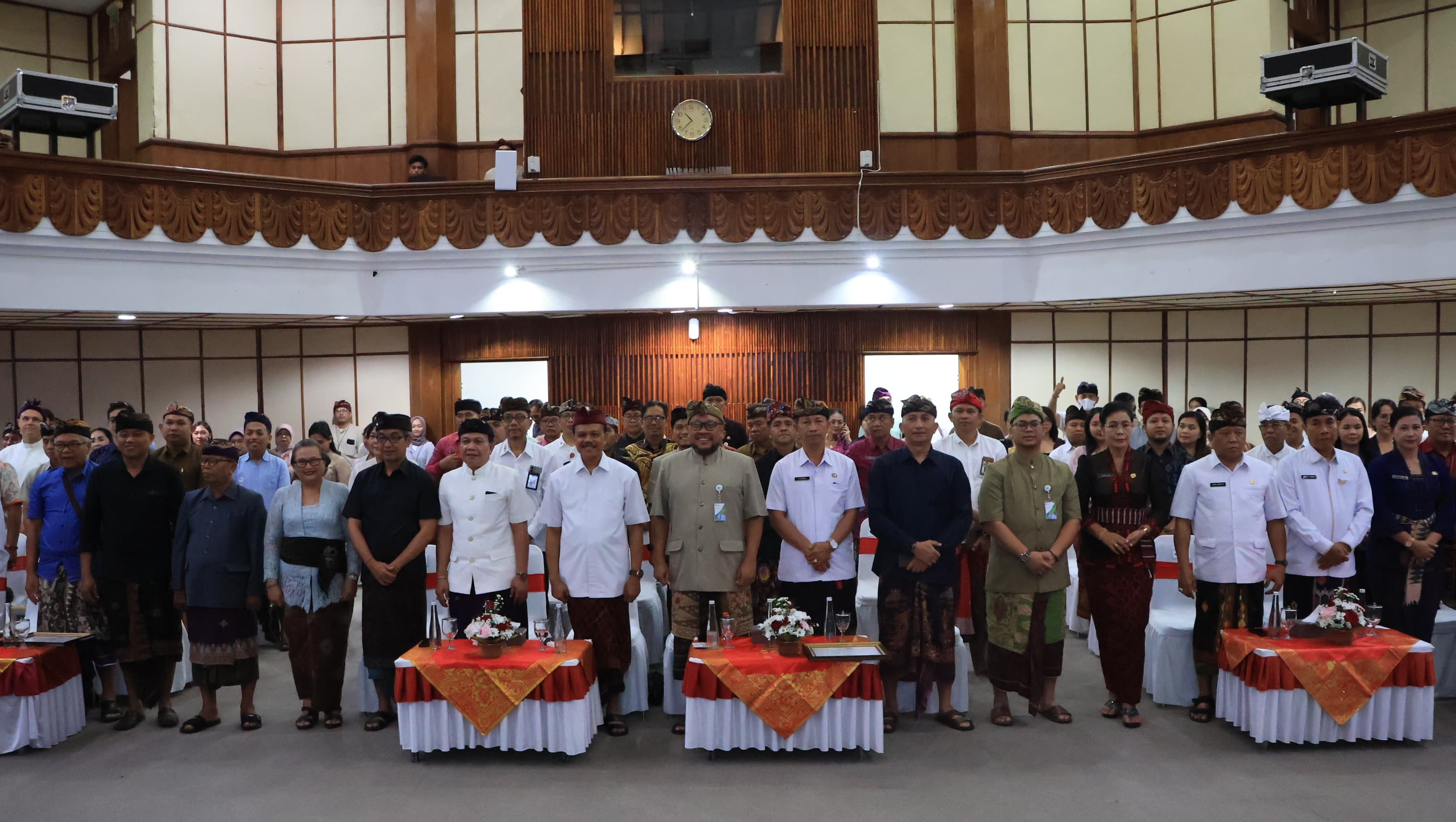 sekda-dewa-made-indra-serahkan-penghargaan-paritrana-awards-2024-provinsi-bali