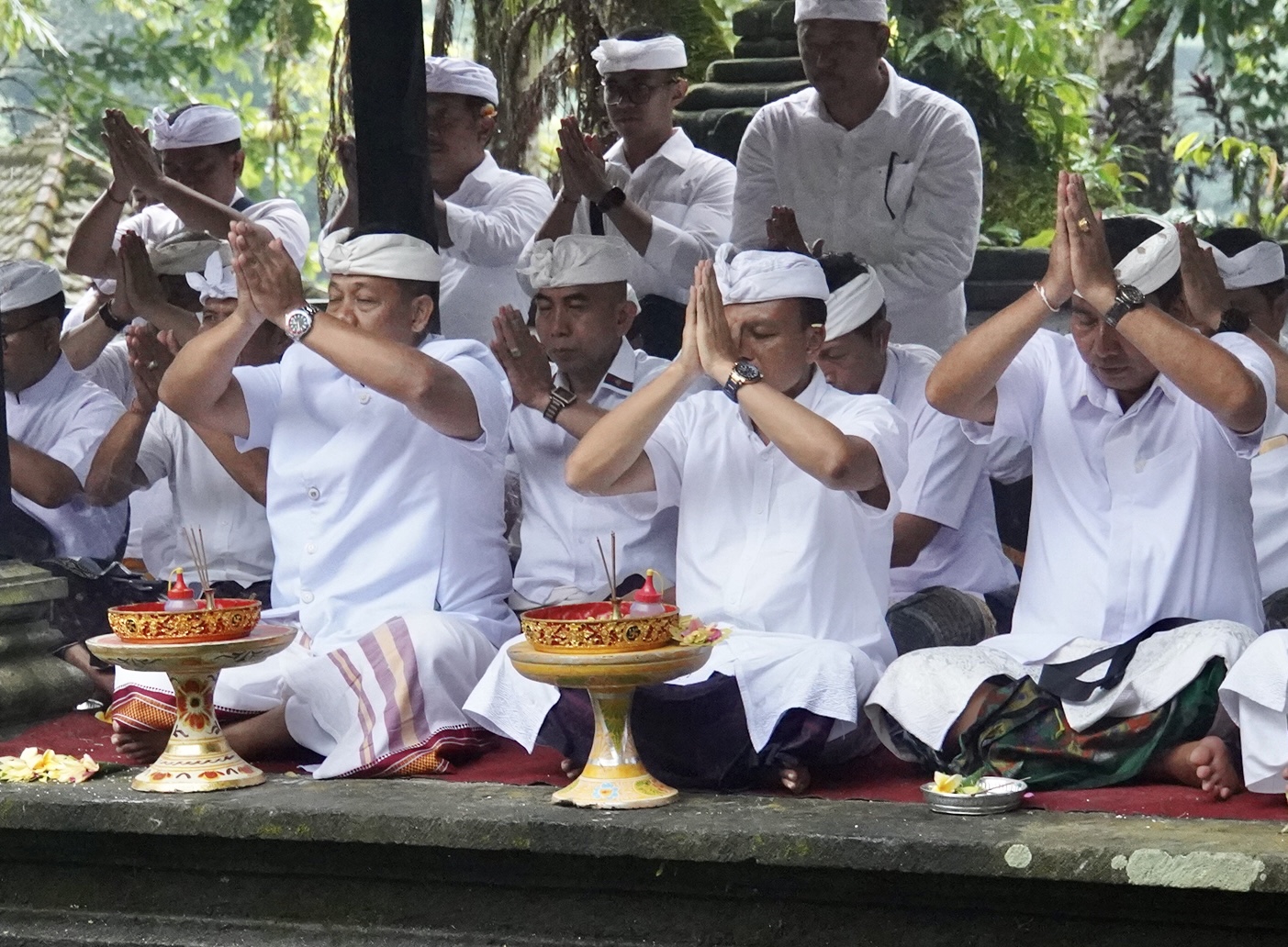 pj-gubernur-bali-smmahendra-jaya-hadiri-piodalan-di-pura-batukaru