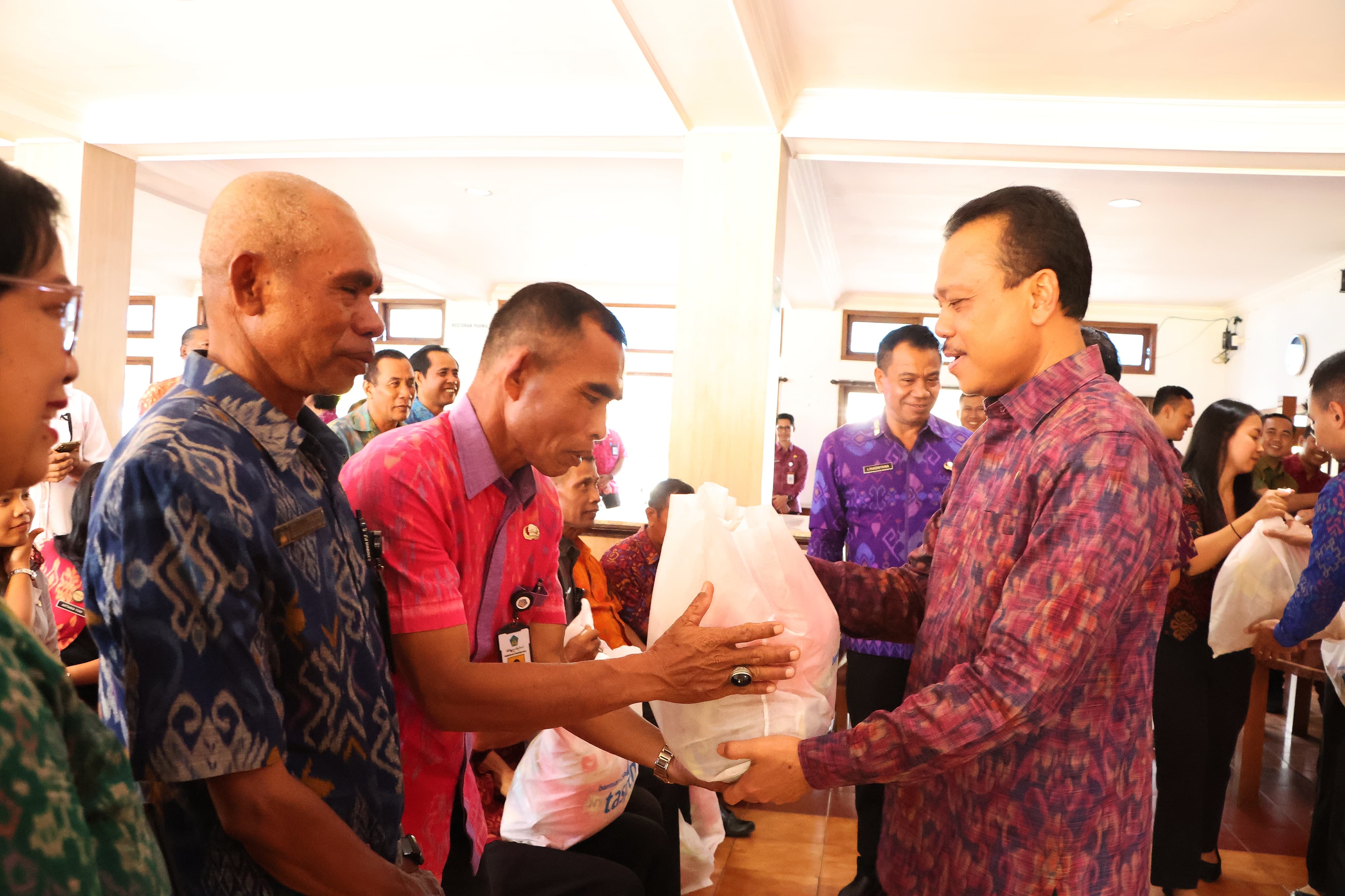 sekda-bali-serahkan-bantuan-sembako-bagi-pns-golongan-i-dan-ii-yang-memasuki-masa-pensiun