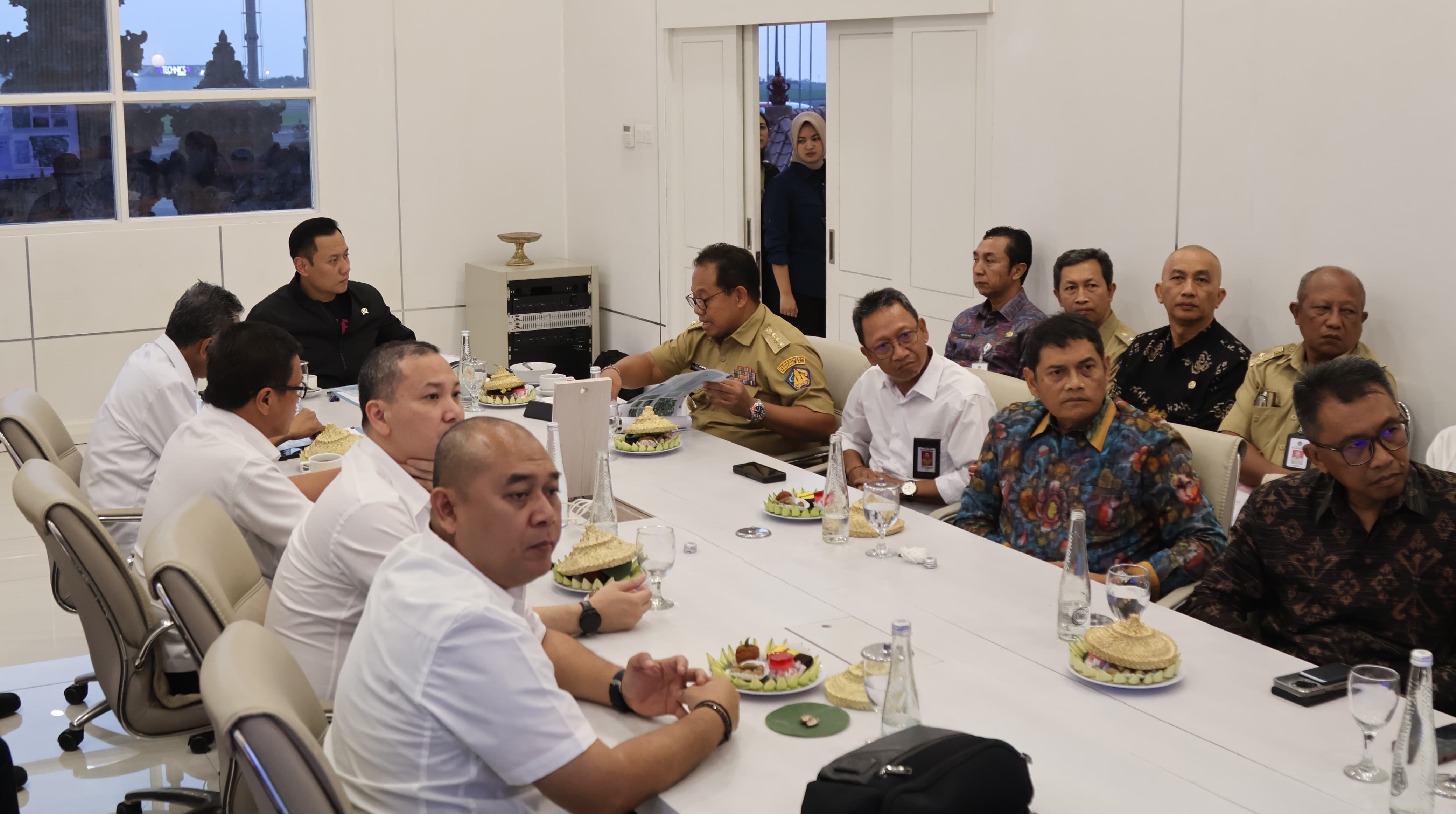 bertemu-menko-ahy-pj-gubernur-bali-sm-mahendra-jaya-paparkan-sejumlah-rencana-pengembangan-infrastruktur-strategis-di-bali
