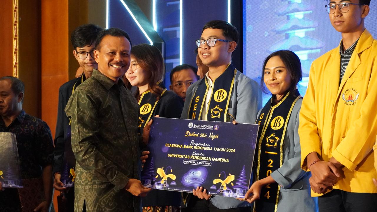salurkan-beasiswa-kepada-305-penerima-sekda-dewa-indra-apresiasi-upaya-konkret-bank-indonesia-bangun-sdm-bali