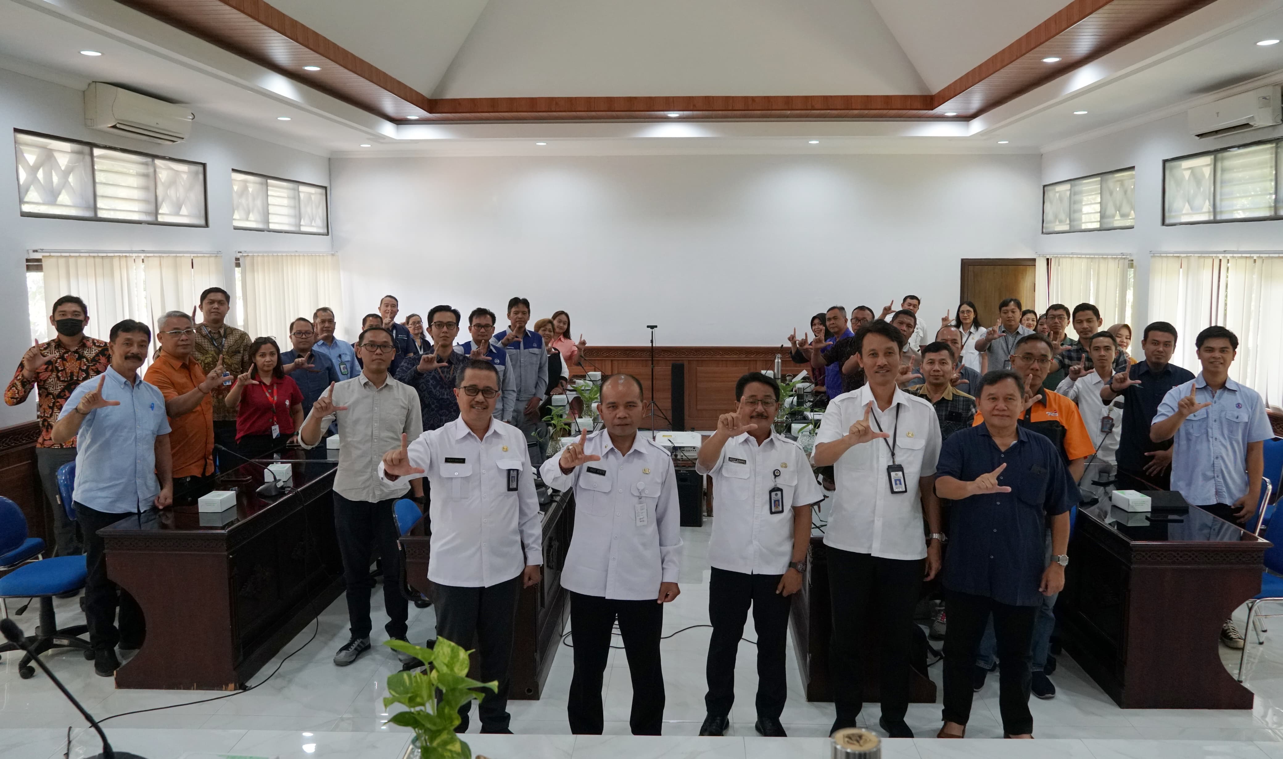 ingatkan-komitmen-jalankan-tanggung-jawab-sosial-dan-lingkungan-pemprov-bali-gelar-rapat-dengan-pelaku-usaha