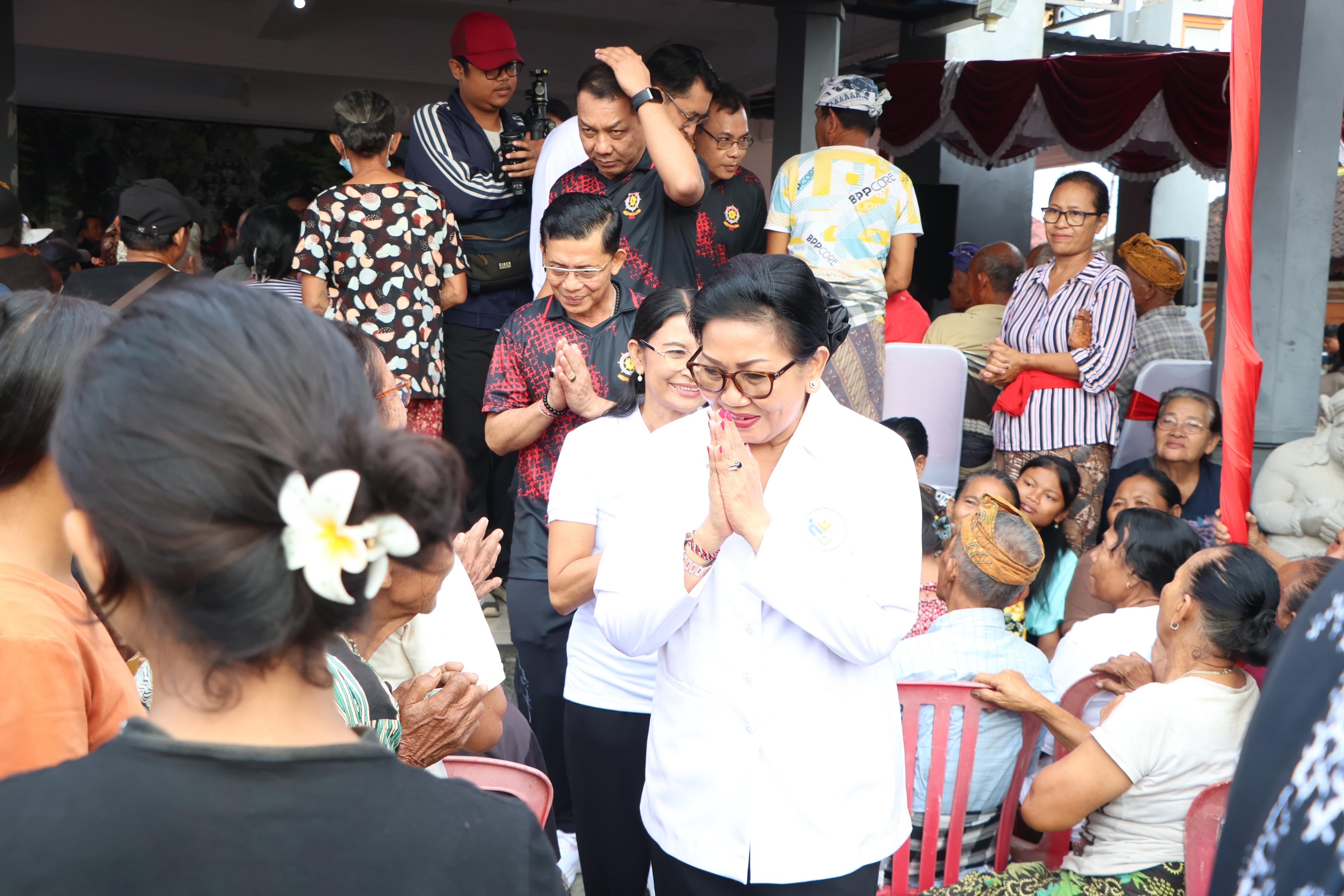 turun-ke-desa-pesinggahan-ny-putri-koster-ingatkan-posyandu-bukan-sekadar-timbang-bayi