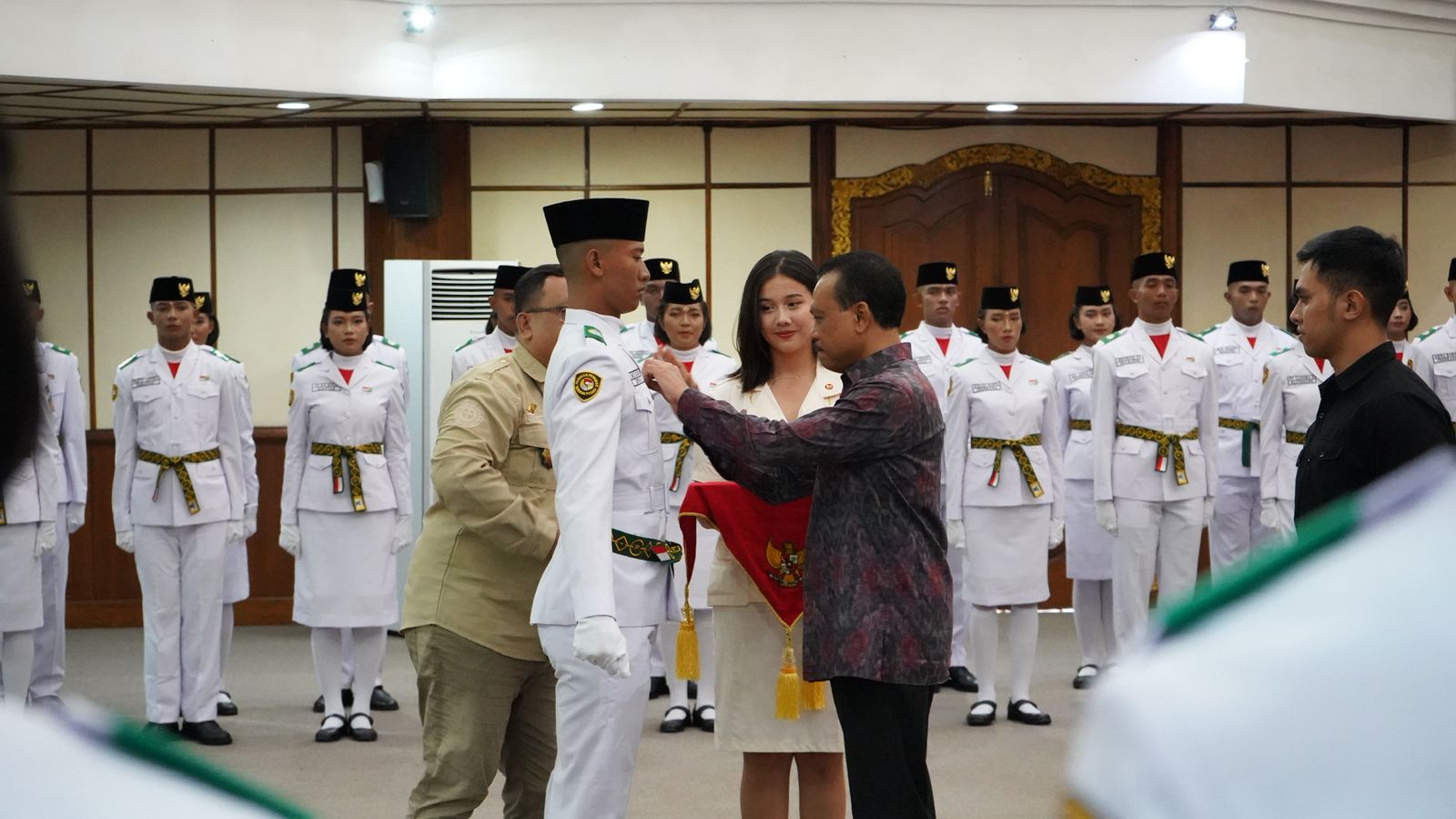 sekda-dewa-indra-kukuhkan-paskibraka-bali-siap-kibarkan-merah-putih-di-hut-ke-80-ri