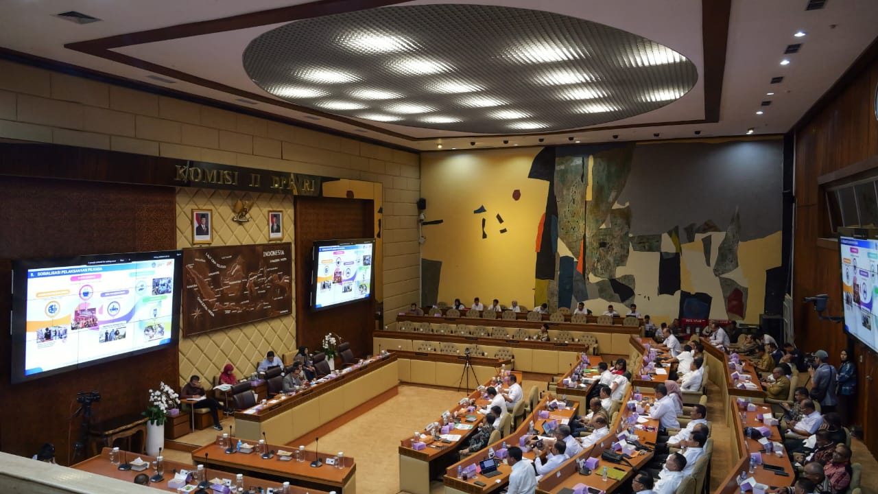 pj-gubernur-bali-paparkan-kesiapan-bali-sukseskan-pilkada-serentak-2024-di-komisi-ii-dpr-ri