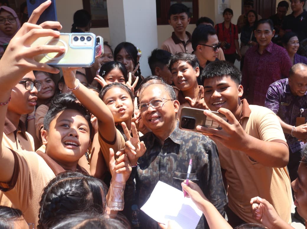 gubernur-koster-traktir-siswa-smpn-13-denpasar-nasi-jinggo-pesan-jadilah-pemimpin-bali-masa-depan