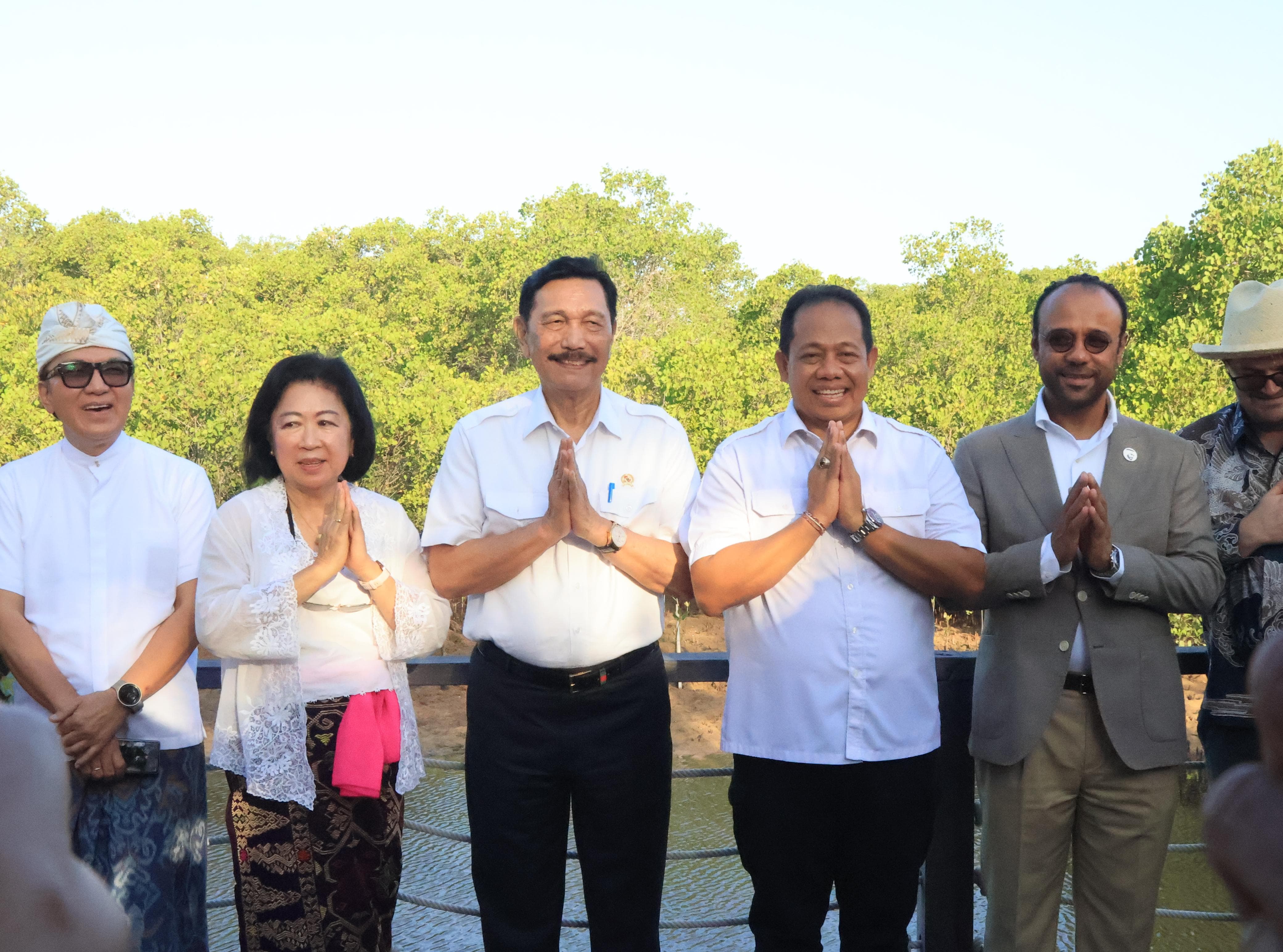 disaksikan-menko-marves-pj-gubernur-bali-mahendra-tanam-bibit-mangrove-yang-diberkati-paus-fransiskus