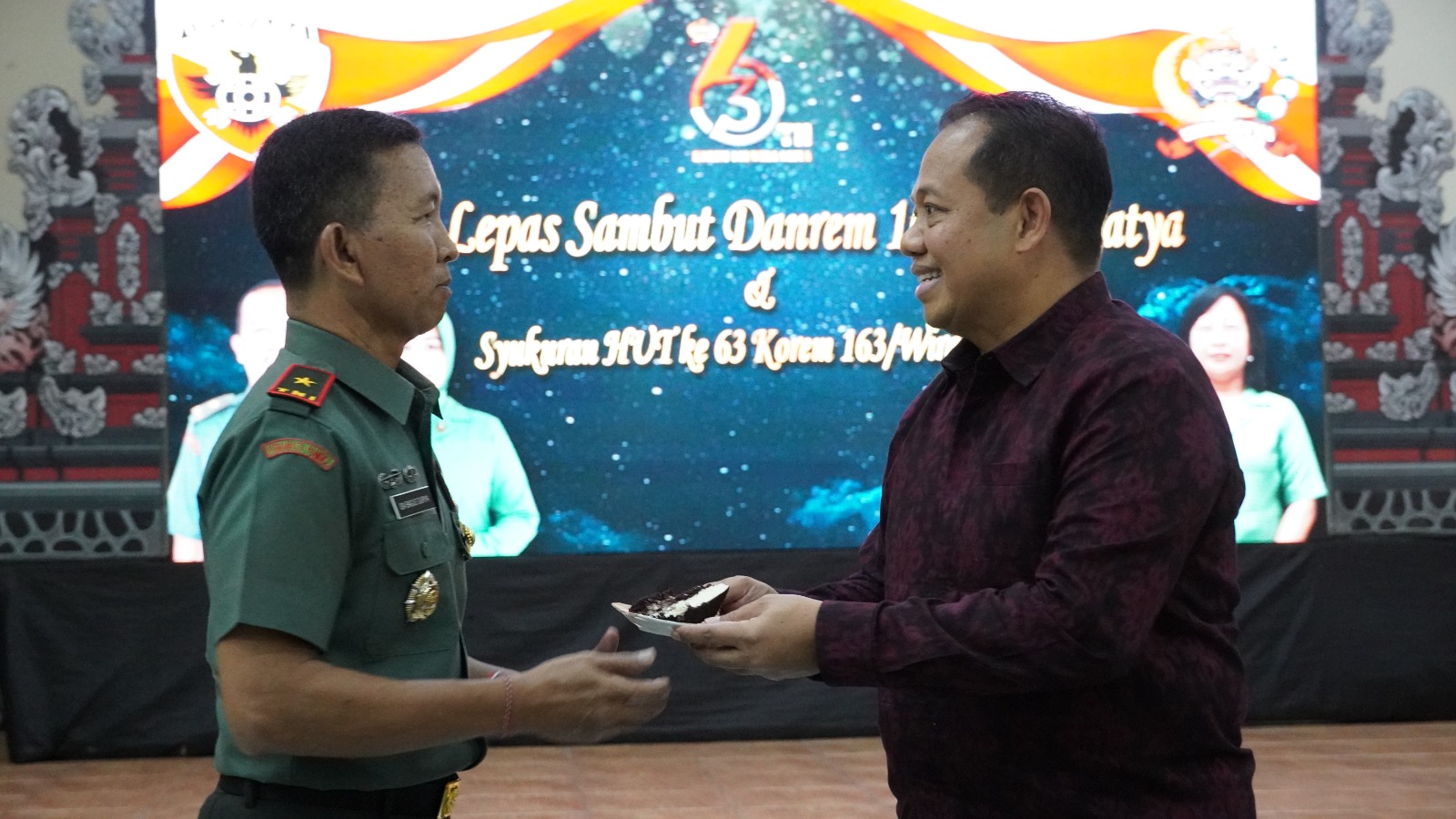 pj-gubernur-bali-sm-mahendra-jaya-hadiri-lepas-sambut-danrem-163wira-satya