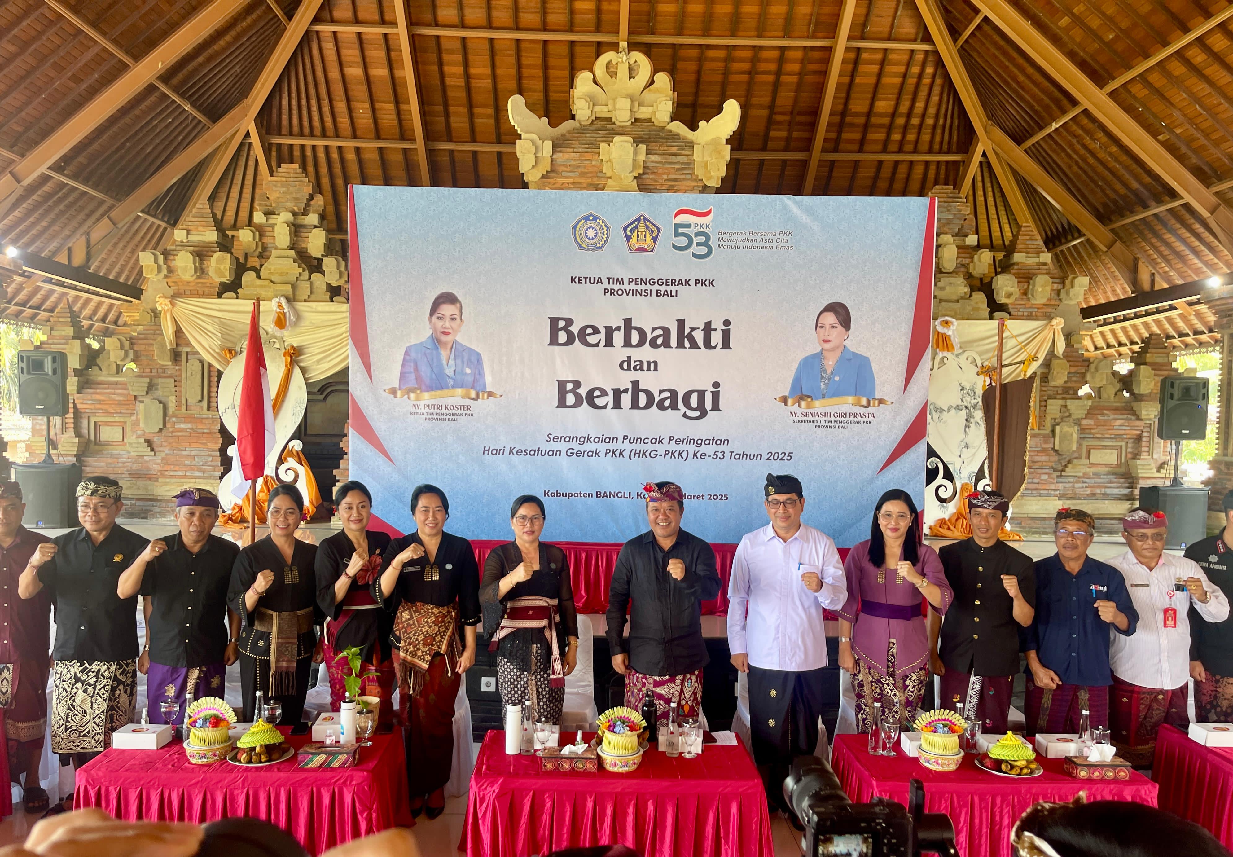 sekretaris-tp-pkk-bali-ny-seniasih-giri-prasta-berbakti-dan-berbagi-di-desa-susut-bangli