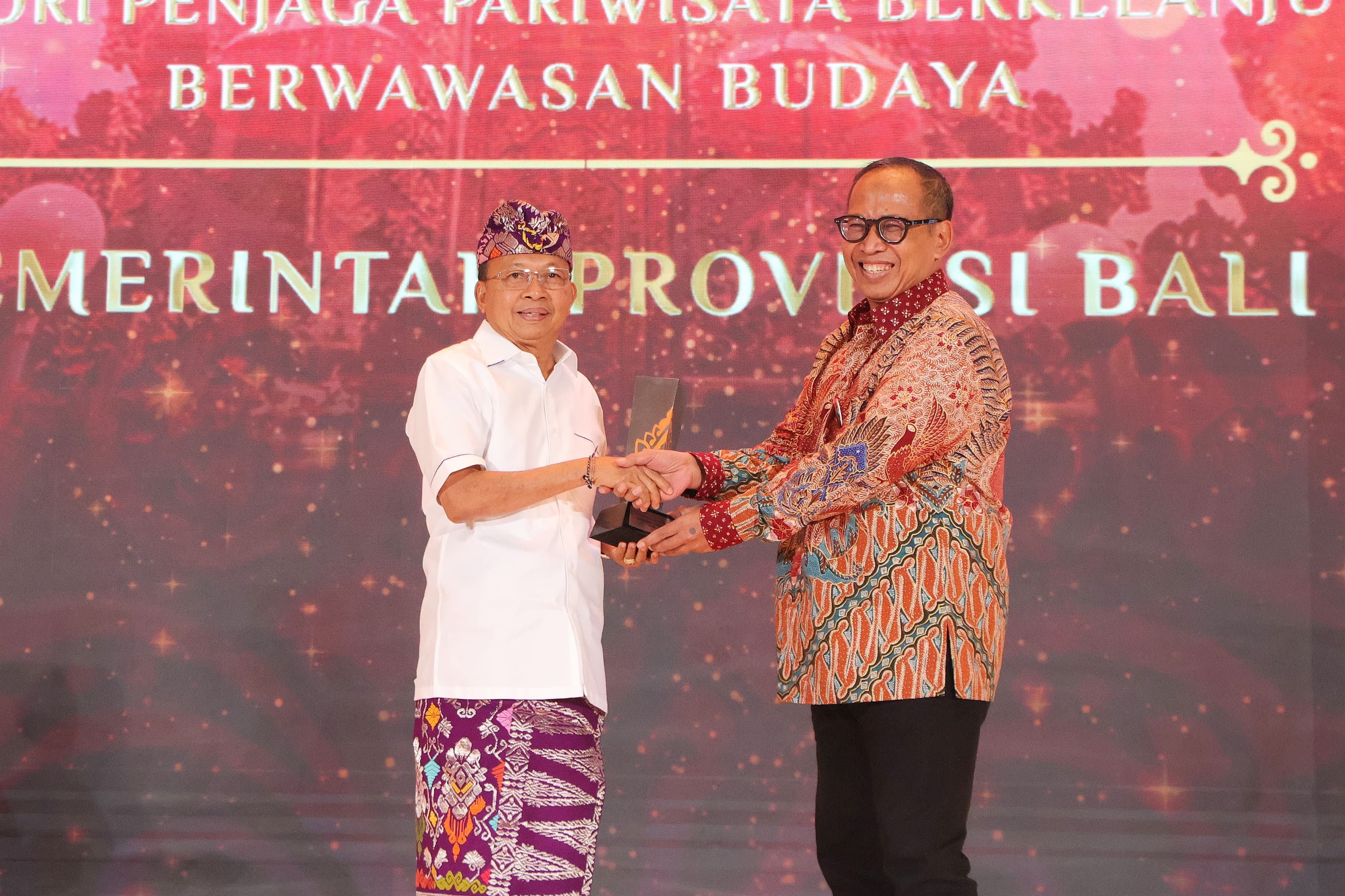 gigih-jaga-budaya-bali-gubernur-koster-dinobatkan-sebagai-figur-akselerator-pembangunan