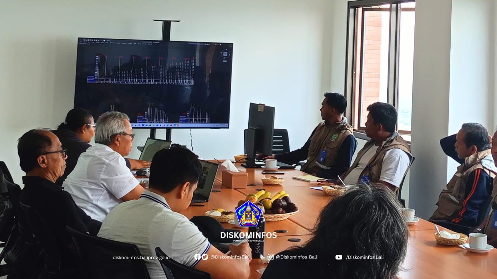 diskominfos-bali-gelar-evaluasi-mingguan-proyek-fasilitas-pendukung-menara-turyapada