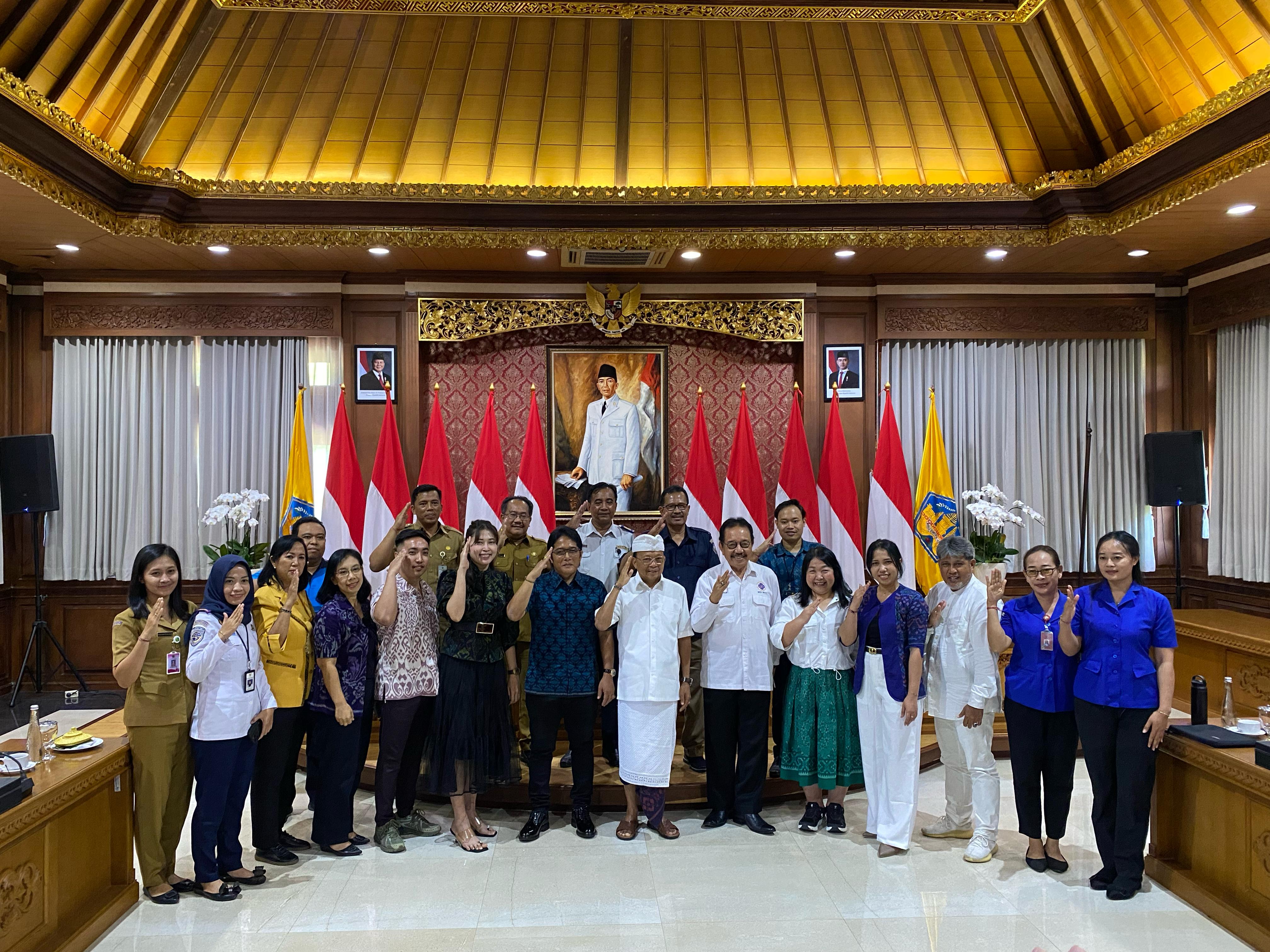 gubernur-bali-ajak-seluruh-perusahaan-di-bali-nyanyikan-lagu-kebangsaan-indonesia-raya-setiap-hari