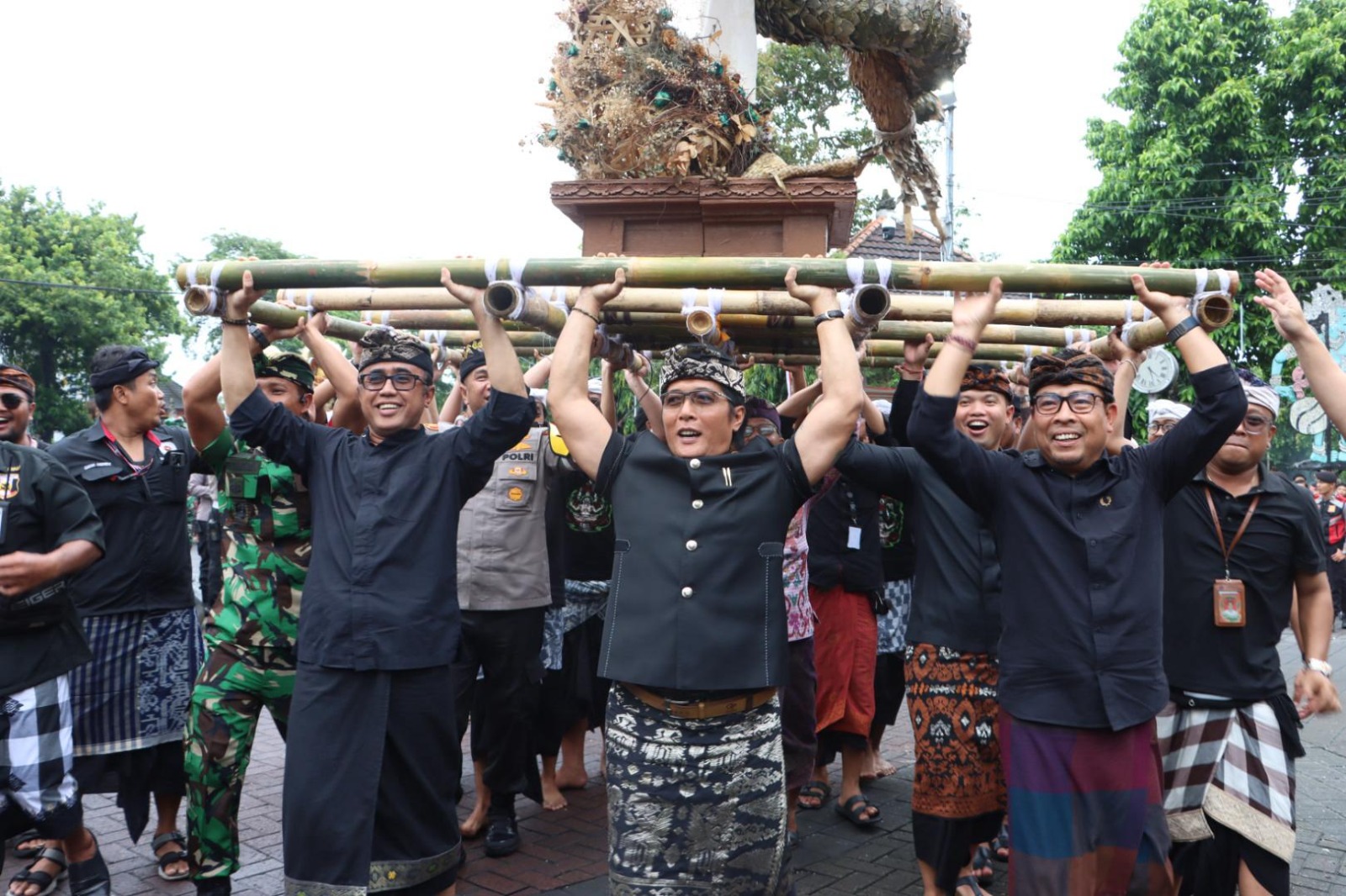 buka-kasanga-festival-tahun-2025-wagub-giri-prasta-ikuti-prosesi-mengarak-ogoh-ogoh