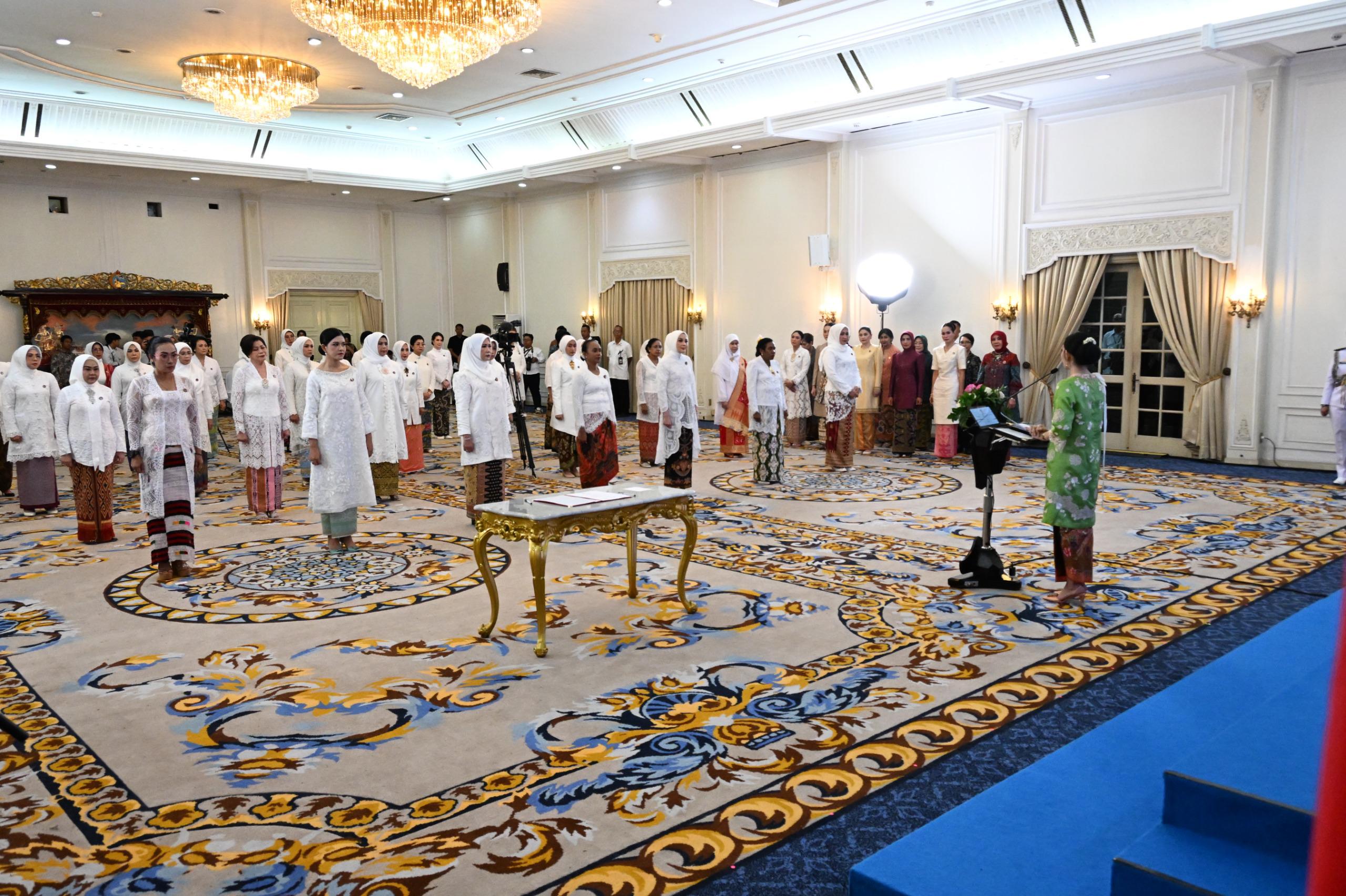 ny-putri-koster-resmi-dilantik-sebagai-ketua-dekranasda-provinsi-bali-masa-bakti-2025-2030