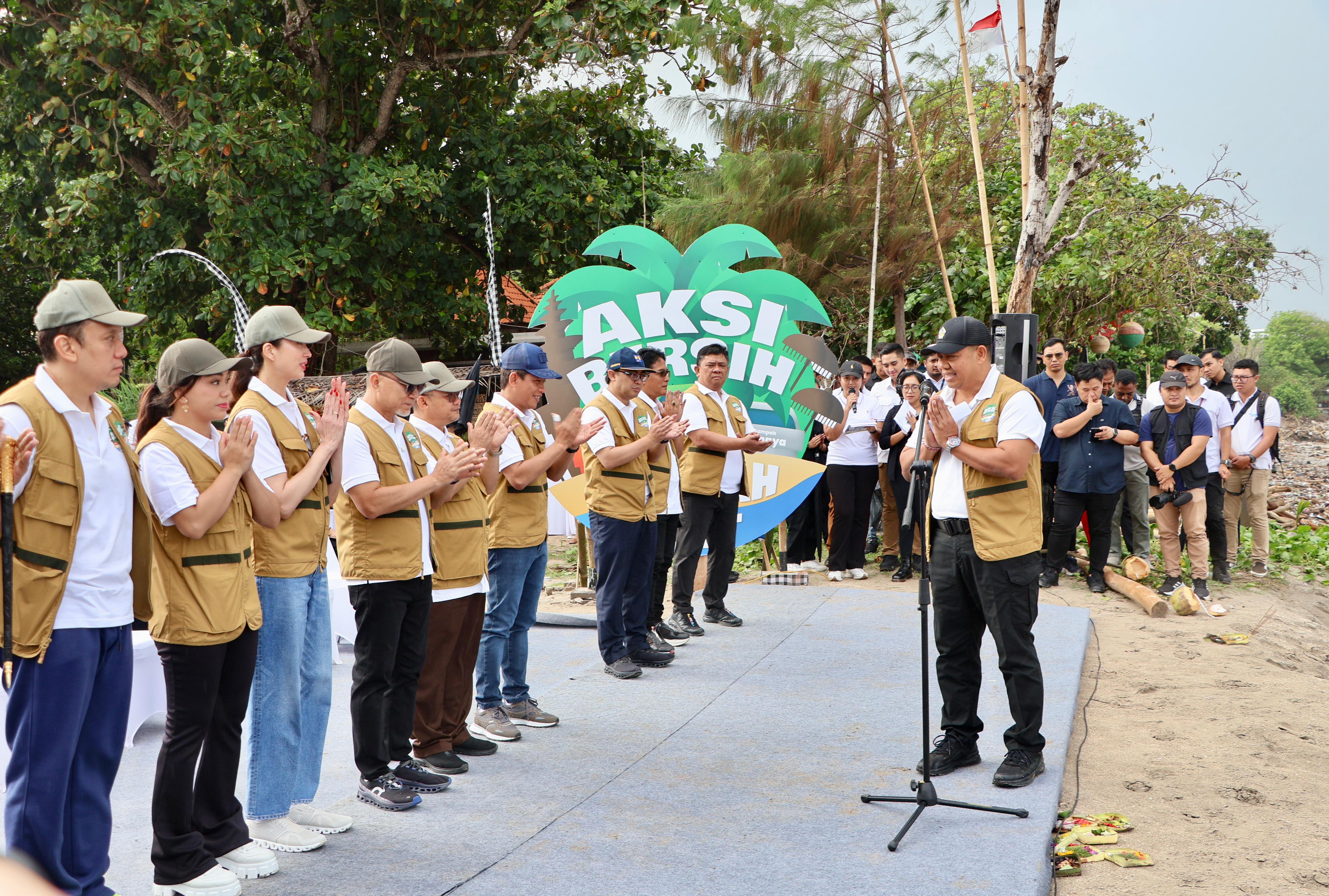 aksi-bersih-bersih-sampah-di-pantai-kuta-pj-gubernur-mahendra-jaya-apresiasi-perhatian-pemerintah-pusat