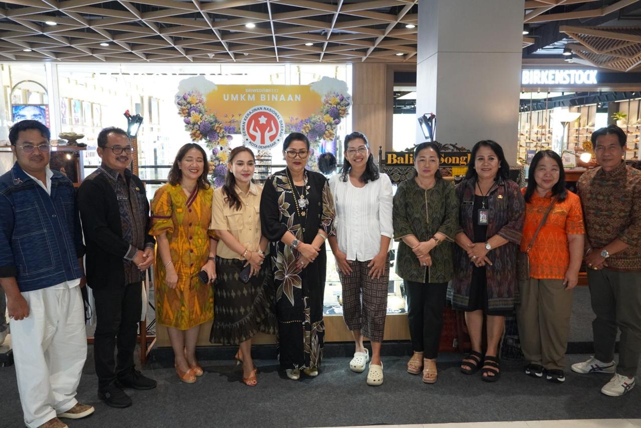 ny-putri-koster-hadiri-anniversary-kedua-living-world-denpasar