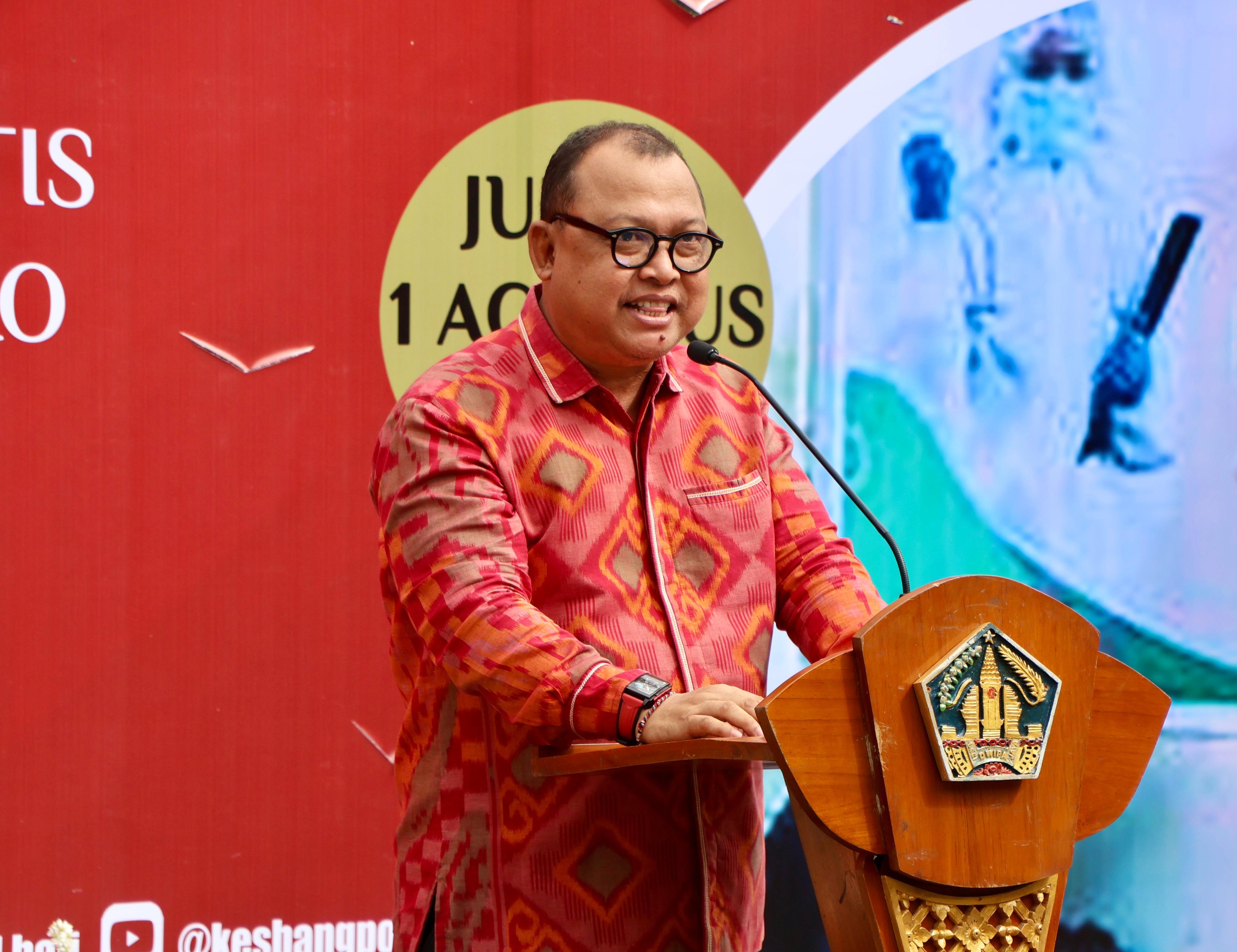 kaban-kesbangpol-bali-bacakan-sambutan-gubernur-bali-pada-gotong-royong-kebangsaan-dan-pencanangan-10-juta-bendera-merah-putih