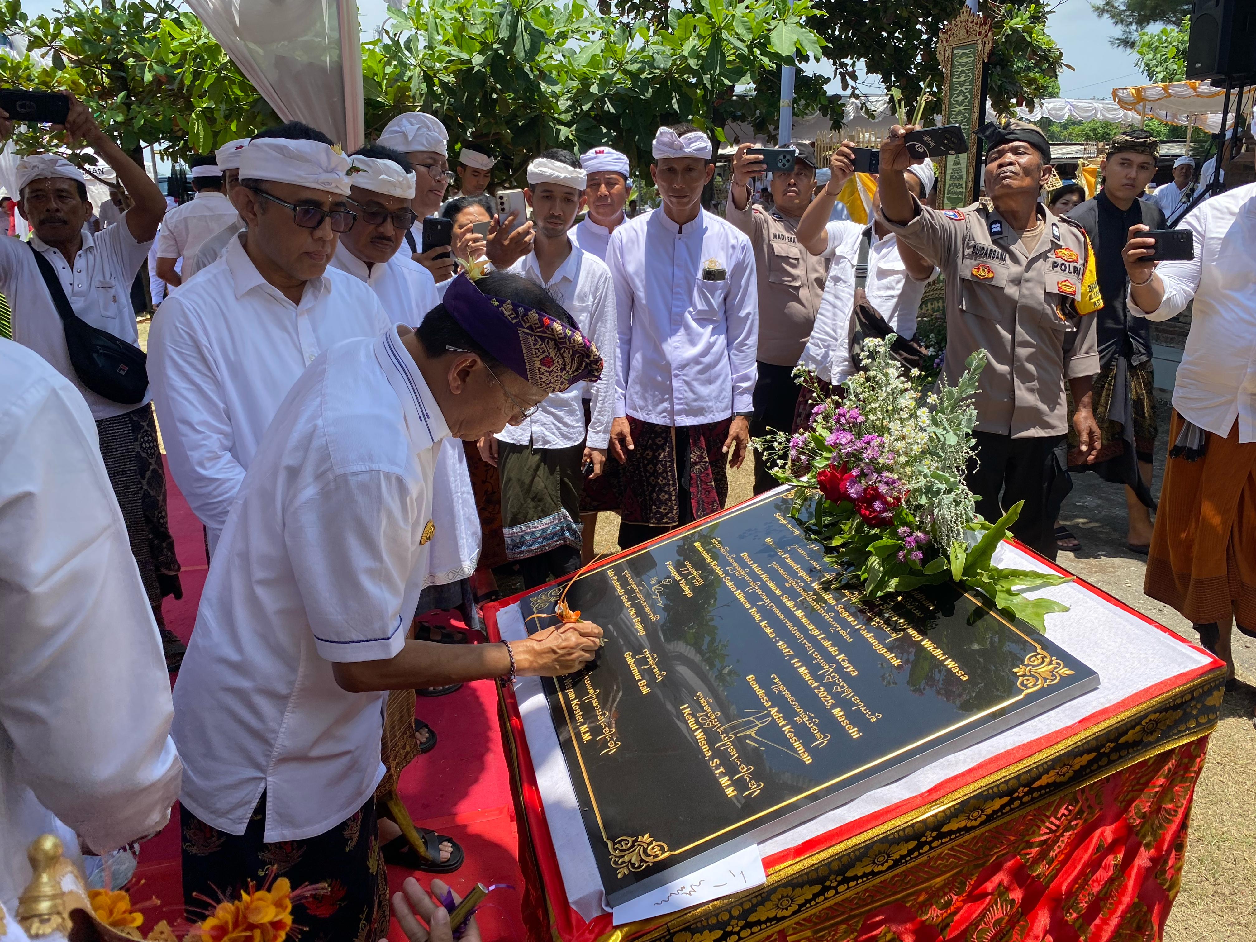 gubernur-wayan-koster-resmikan-wantilan-segara-padang-galak-di-desa-adat-kesiman