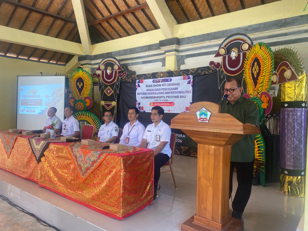 kaban-kesbangpol-bali-buka-sosialisasi-pencegahan-paparan-radikalisme-dan-kriminalitas-di-sman-2-amplapura