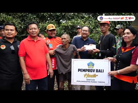 sekda-dewa-indra-serahkan-bantuan-kepada-ketut-kuntit-warga-desa-baturinggit