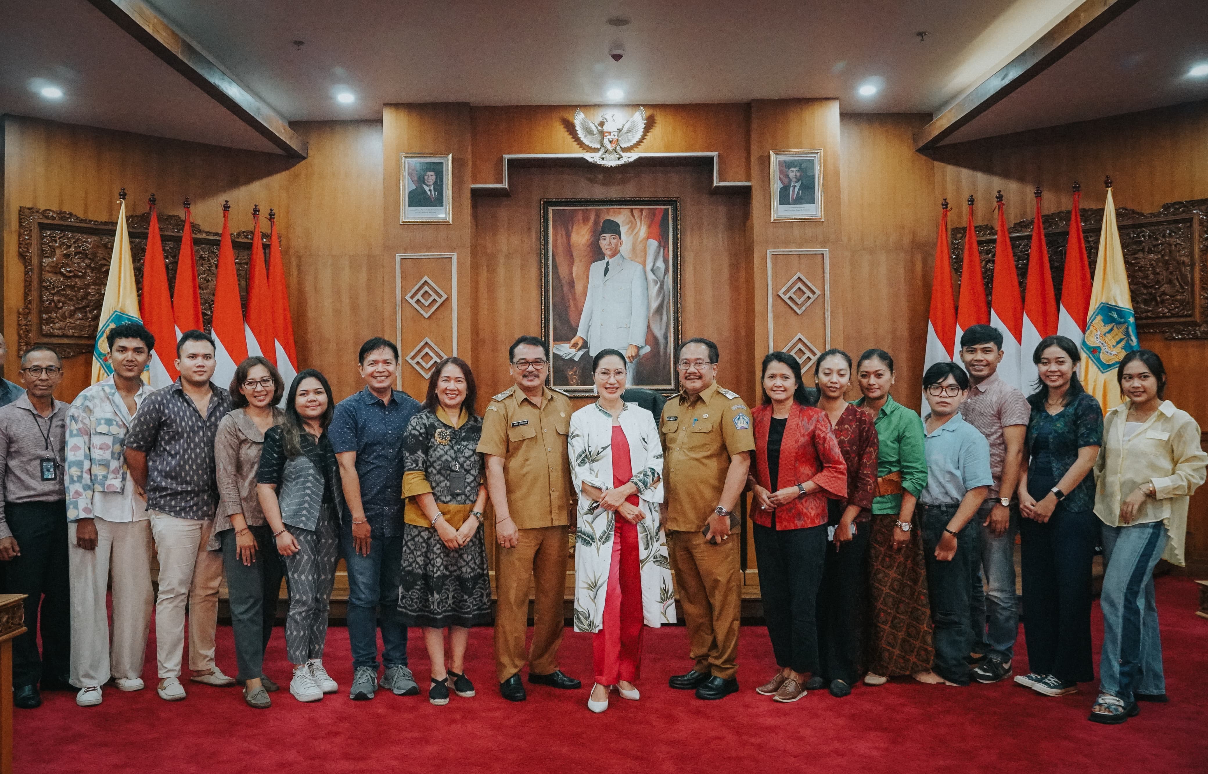 dekranasda-bali-gelar-fashion-show-wastra-citta-jagadhita-untuk-promosikan-kerajinan-bali-ke-kancah-nasional-dan-internasional