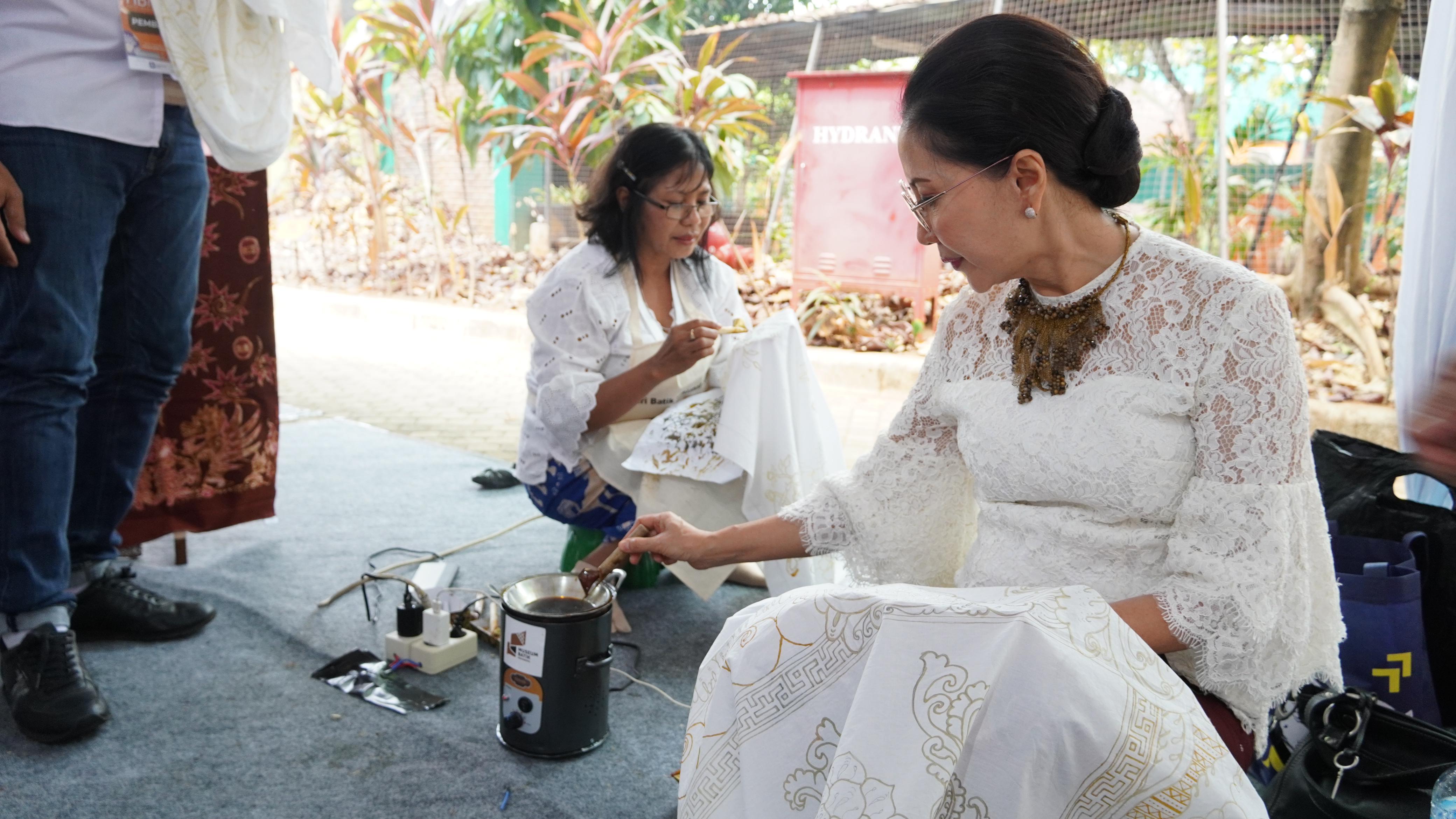 ny-mahendra-jaya-mencoba-seni-membatik-ditengah-gelaran-hari-batik-nasional-2023