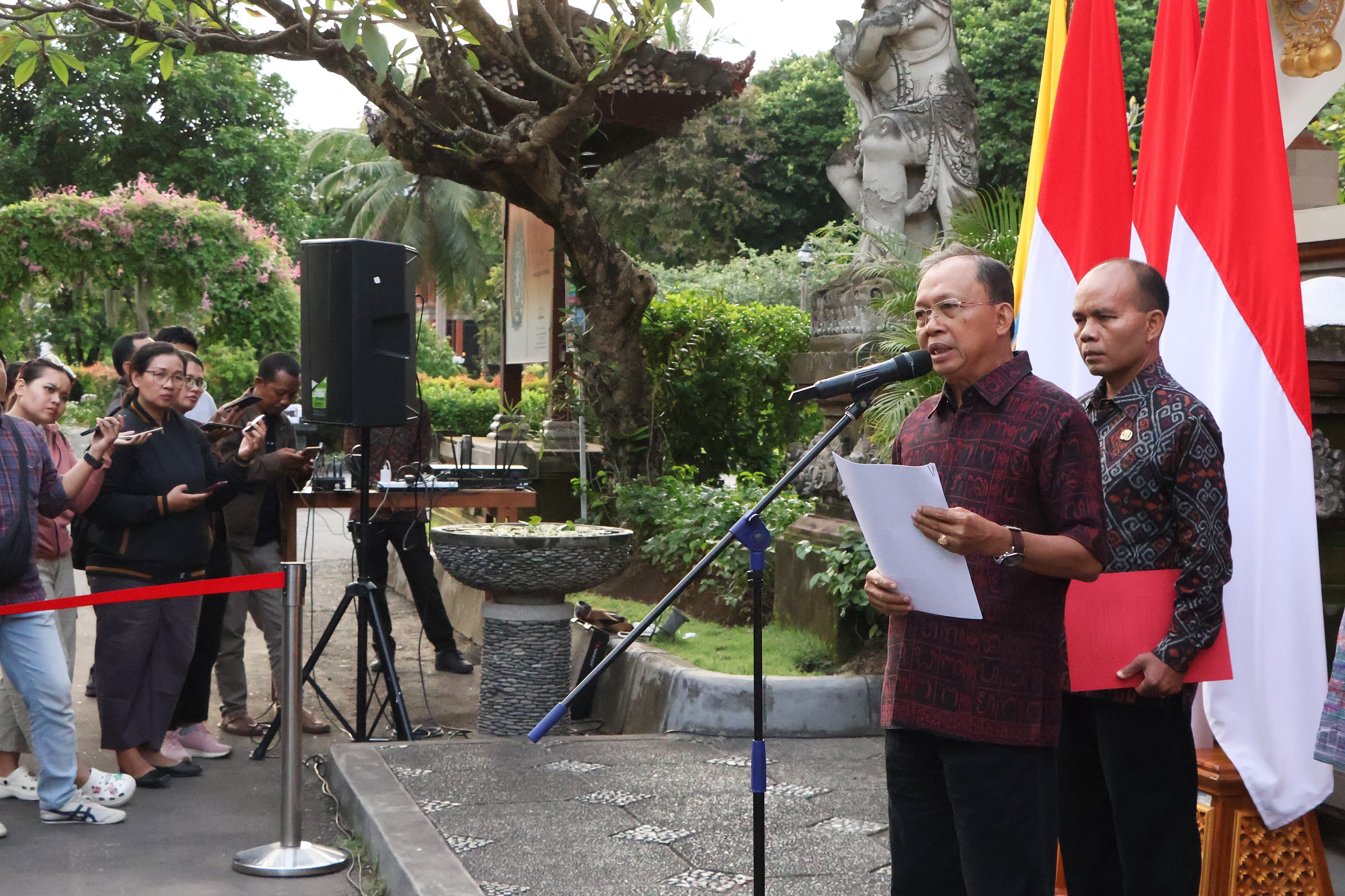 izin-usaha-bakal-dicabut-se-nomor-9-2025-wajibkan-pelaku-usaha-bentuk-unit-kelola-sampah-berbasis-sumber-dan-batasi-plastik-sekali-pakai