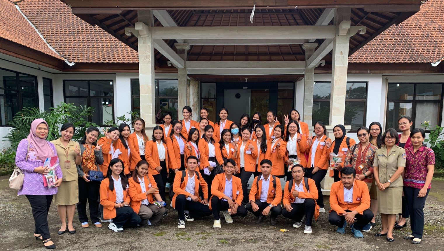 kunjungan-mahasiswa-program-studi-farmasi-program-diploma-tiga-sekolah-tinggi-farmasi-mahaganesha-ke-pusat-pengolahan-pasca-panen-tanaman-obat-p4to-tabanan-uptd-pengujian-pengembangan-obat-tradisional-dan-pengelolaan-perbekalan-kesehatan