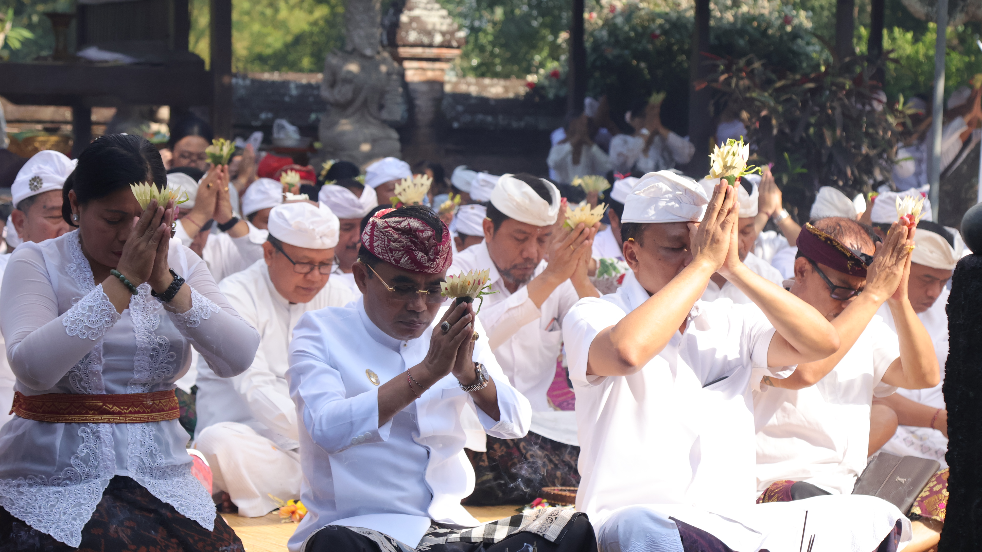 sekda-dewa-made-indra-lakukan-persembahyangan-rahina-tumpek-uye