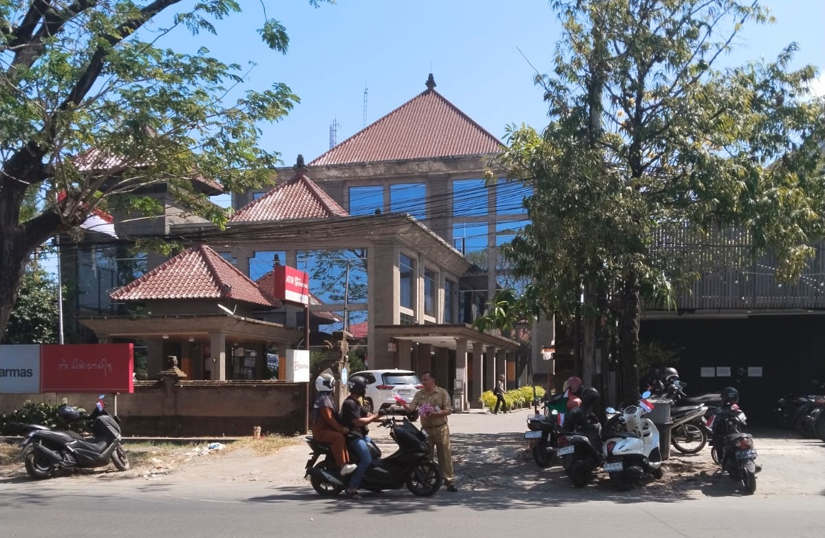kesbangpol-bali-bagikan-bendera-merah-putih-semarakkan-hut-ke-81-kemerdekaan-ri