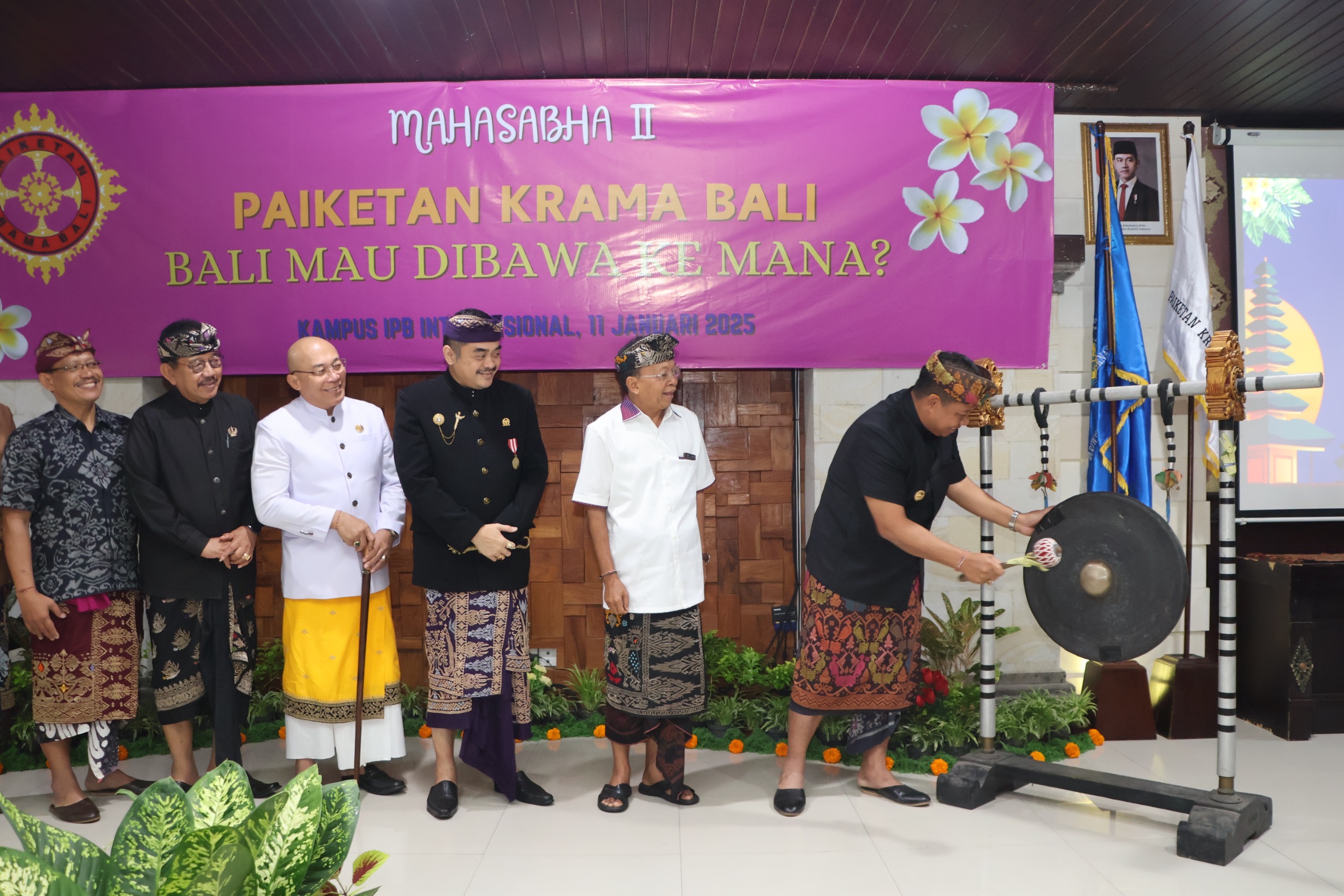 pj-gubernur-bali-sm-mahendra-jaya-resmi-membuka-mahasabha-ii-paiketan-krama-bali