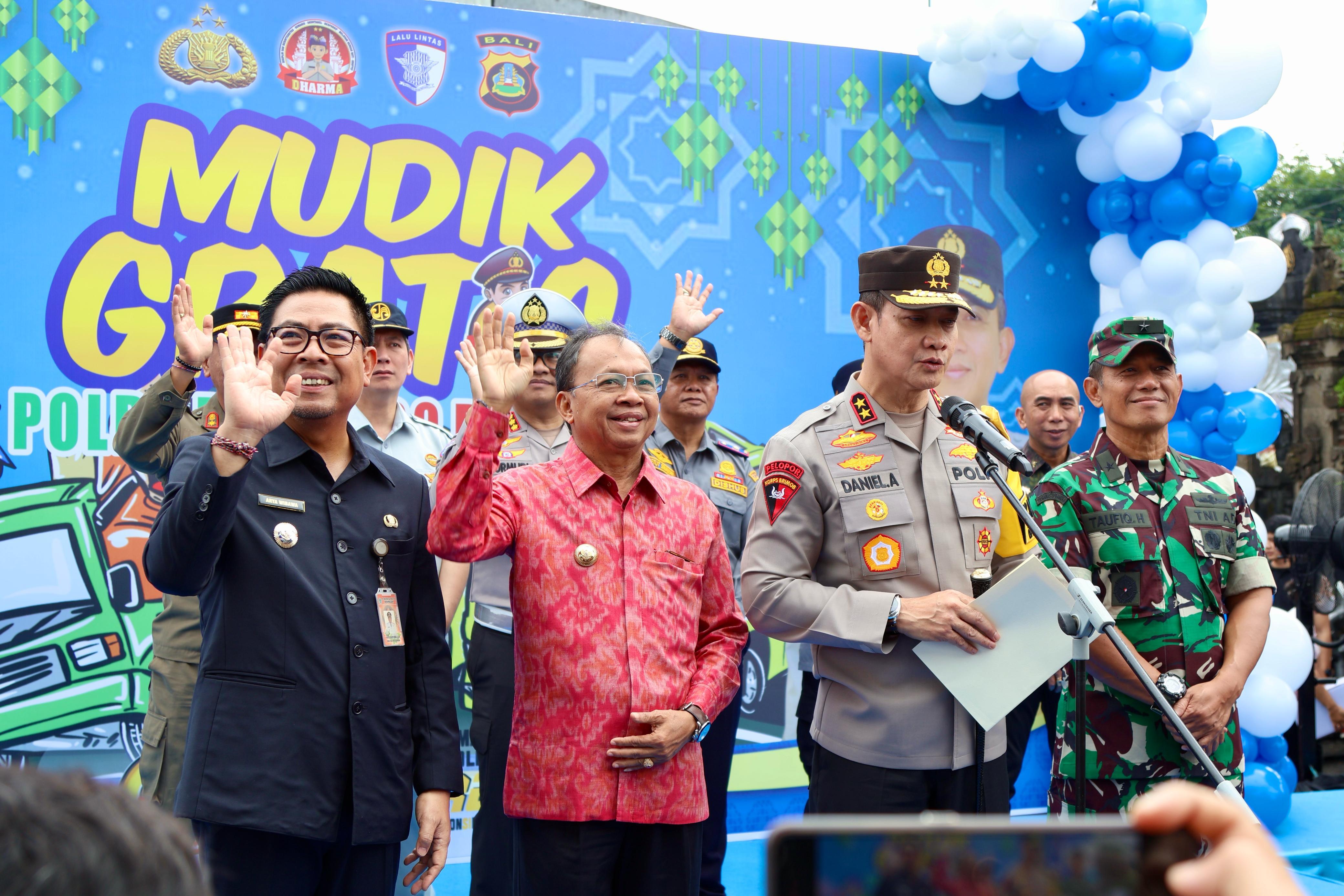 gubernur-koster-lepas-29-bus-mudik-gratis-polda-bali-di-terminal-ubung