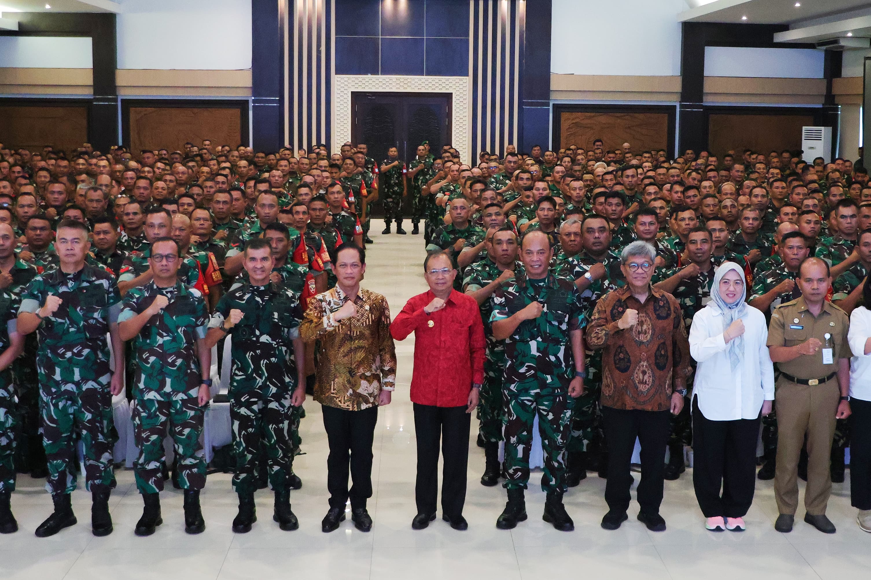 gubernur-koster-apresiasi-peran-babinsa-dalam-pengelolaan-sampah-berbasis-sumber-optimis-60-persoalan-sampah-di-bali-tuntas