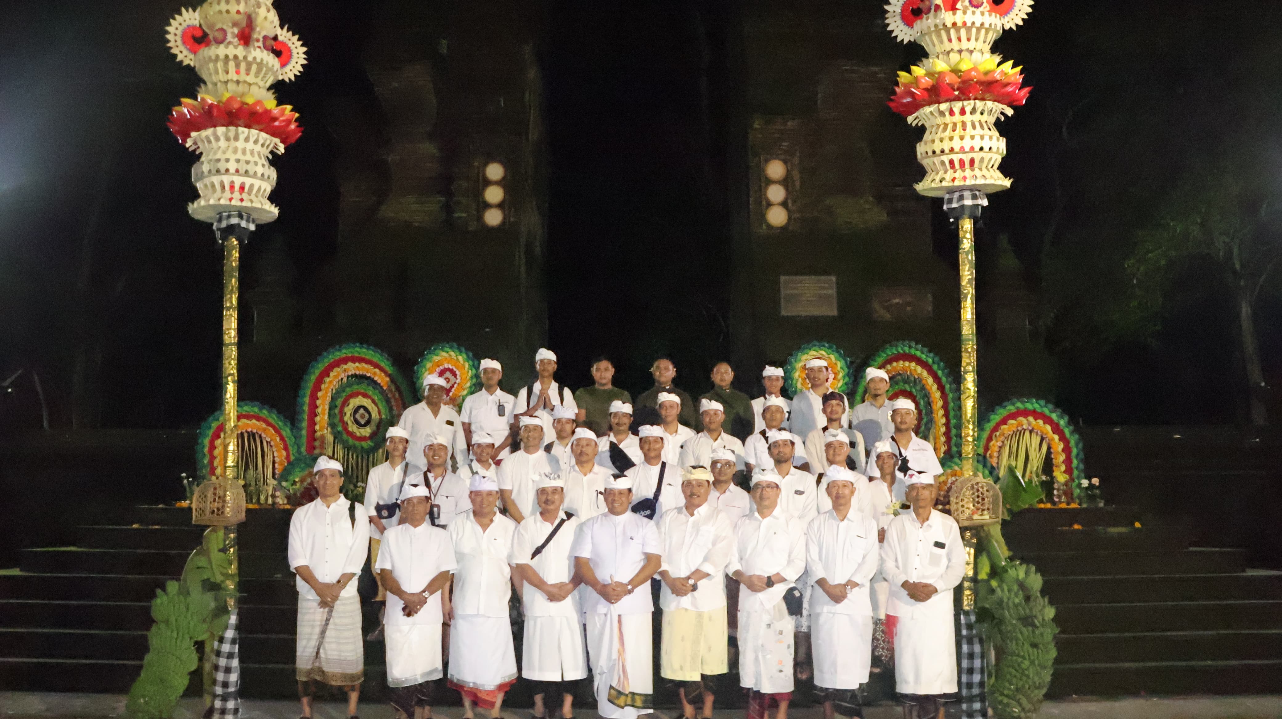 tangkil-ke-pura-luhur-giri-salaka-pj-gubernur-bali-s-m-mahendra-jaya-apresiasi-semangat-pemangku-dan-umat-hindu-banyuwangi