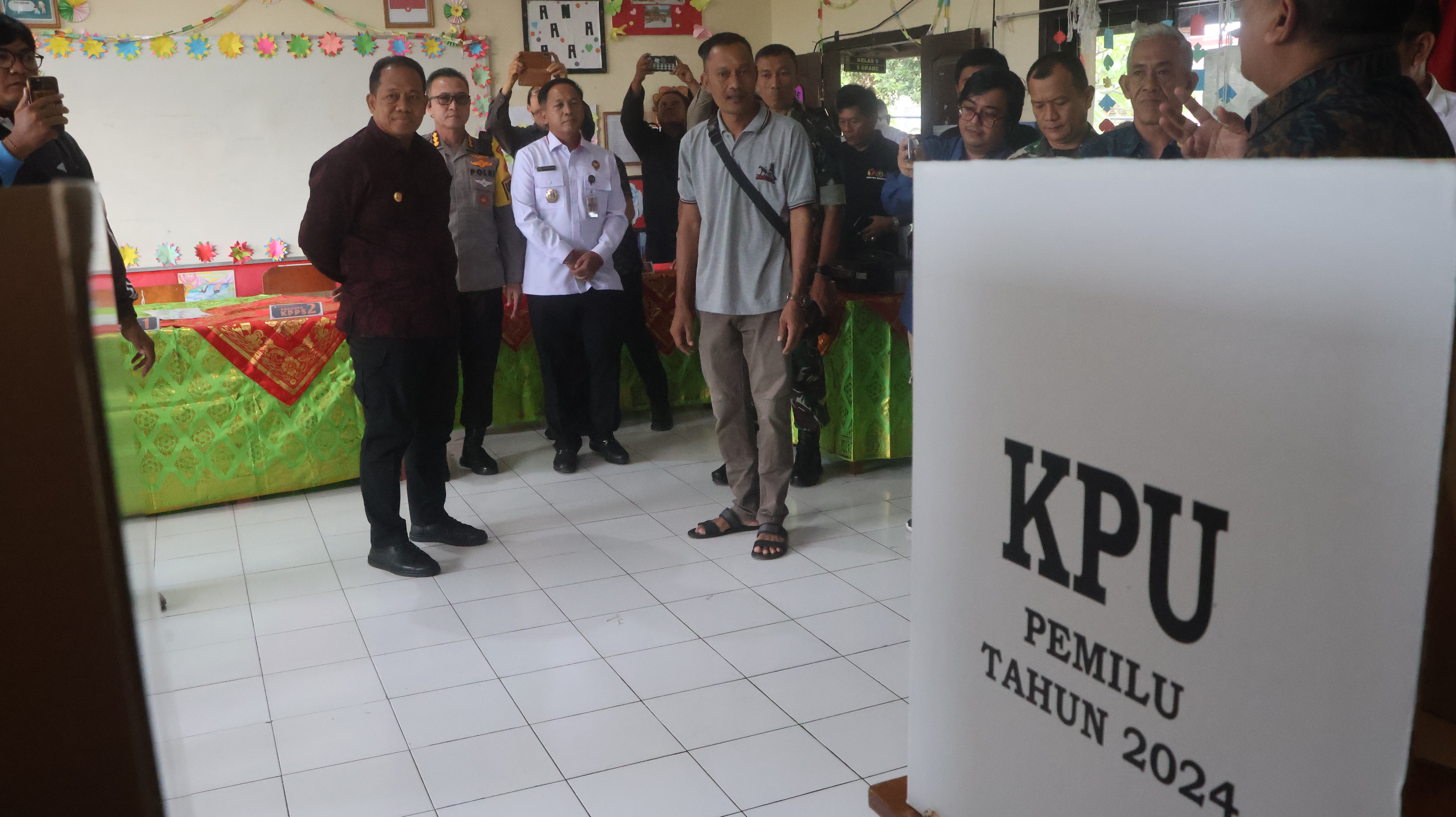pastikan-kesiapan-h-1-hari-pencoblosan-pj-gubernur-bali-tinjau-sejumlah-tps-di-denpasar-badung-dan-tabanan