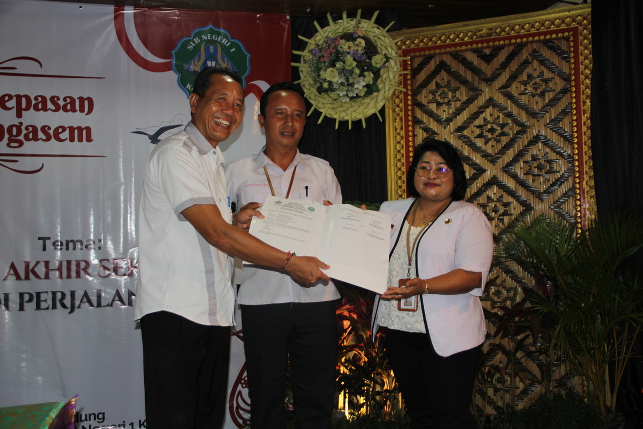 sambutan-hangat-untuk-kepala-sekolah-baru-dalam-acara-serah-terima-jabatan