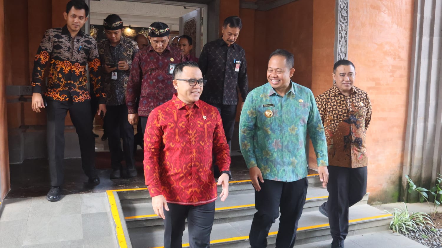 pj-gubernur-bali-sm-mahendra-jaya-menyambut-kedatangan-menteri-pendayagunaan-aparatur-negara-dan-reformasi-birokrasi-menpanrb-abdullan-azwar-anas