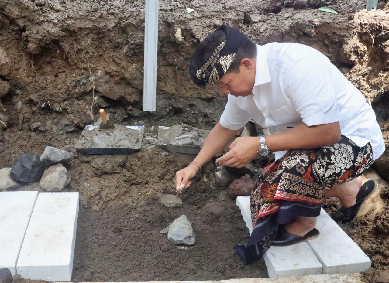pj-gubernur-bali-letakkan-batu-pertama-pembangunan-klinik-pratama-royal-medic-padangtegal-ubud