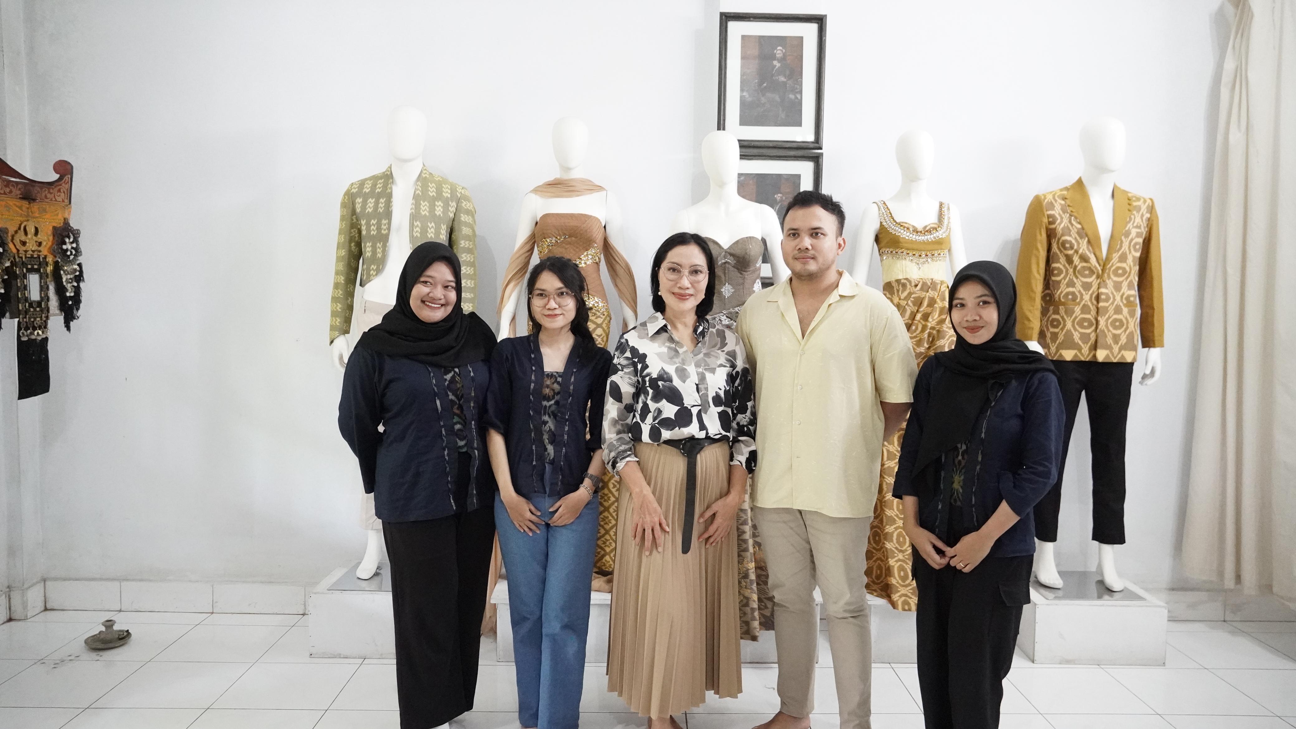 pj-ketua-dekranasda-bali-apresiasi-desain-kasual-bertema-bali-dwipa-karya-desainer-gianyar